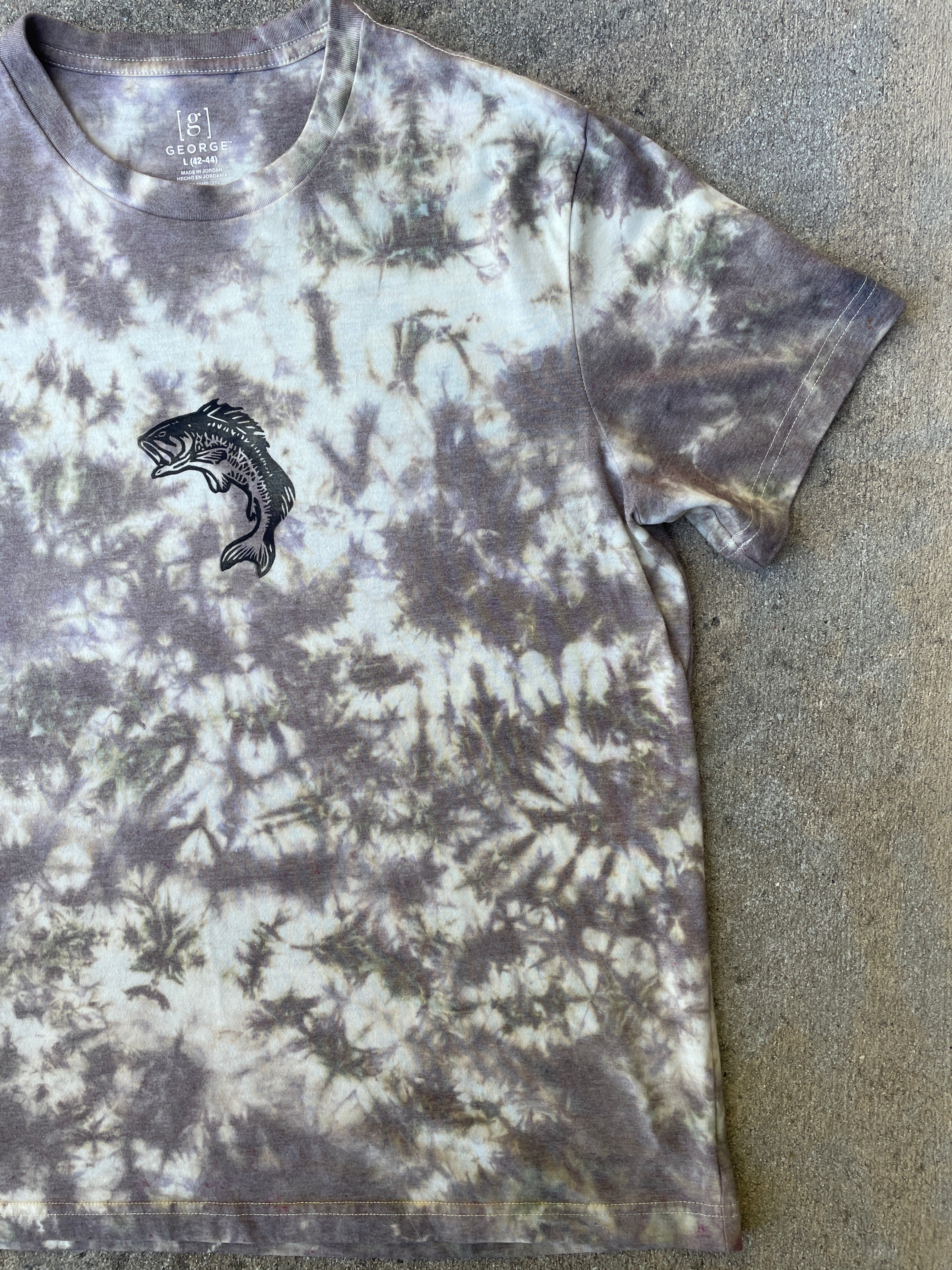 Hand-Printed Largemouth Bass Gray and White Tie Dye Short Sleeve T-Shirt | Men's Size Large