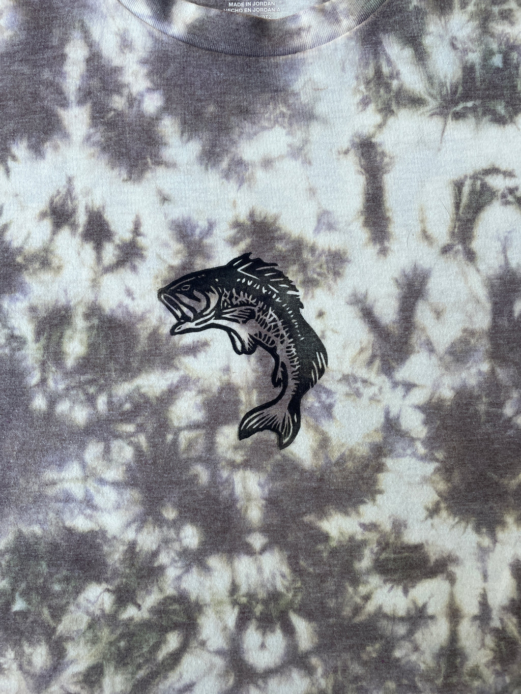 Hand-Printed Largemouth Bass Gray and White Tie Dye Short Sleeve T-Shirt | Men's Size Large