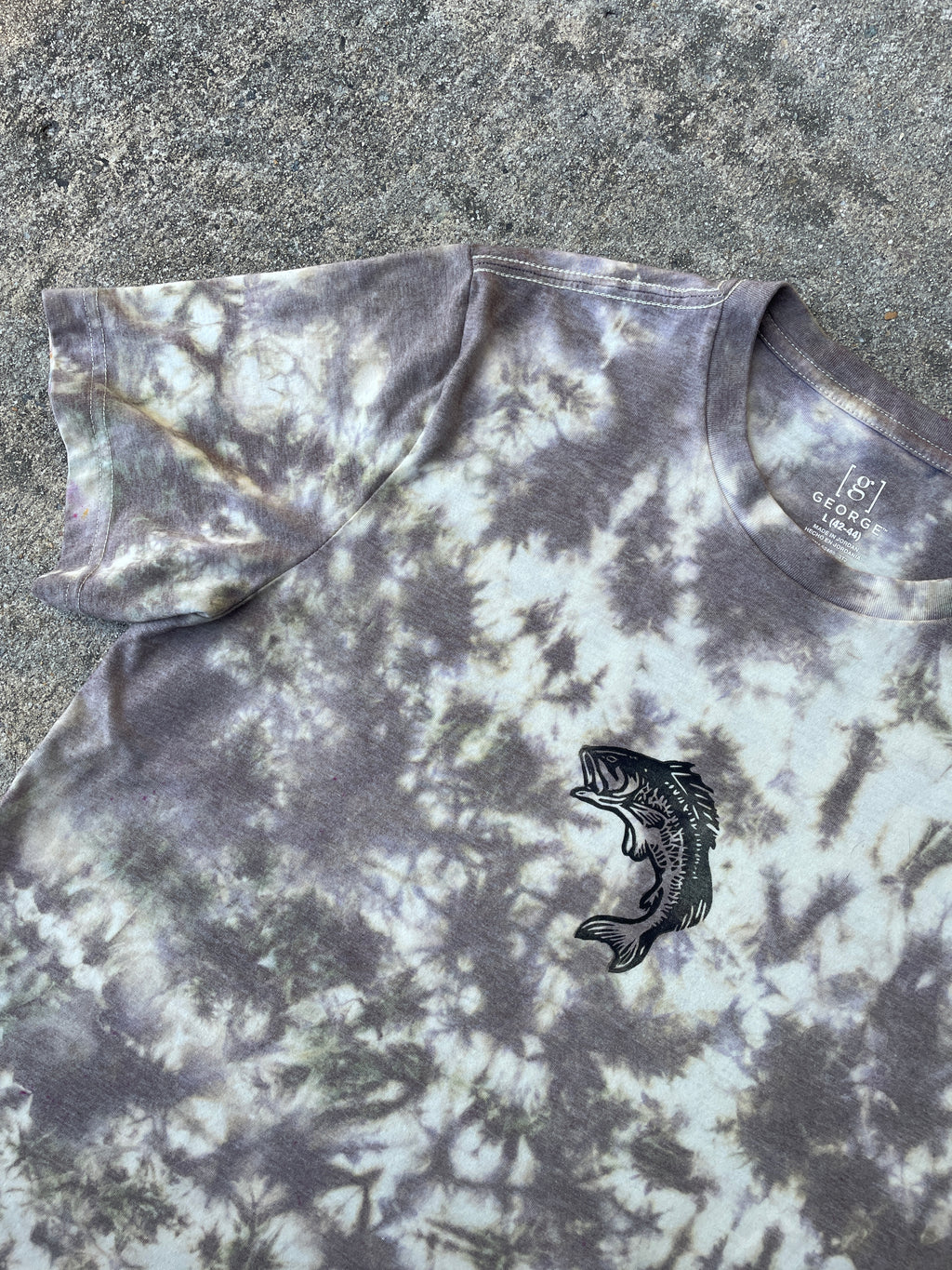Hand-Printed Largemouth Bass Gray and White Tie Dye Short Sleeve T-Shirt | Men's Size Large