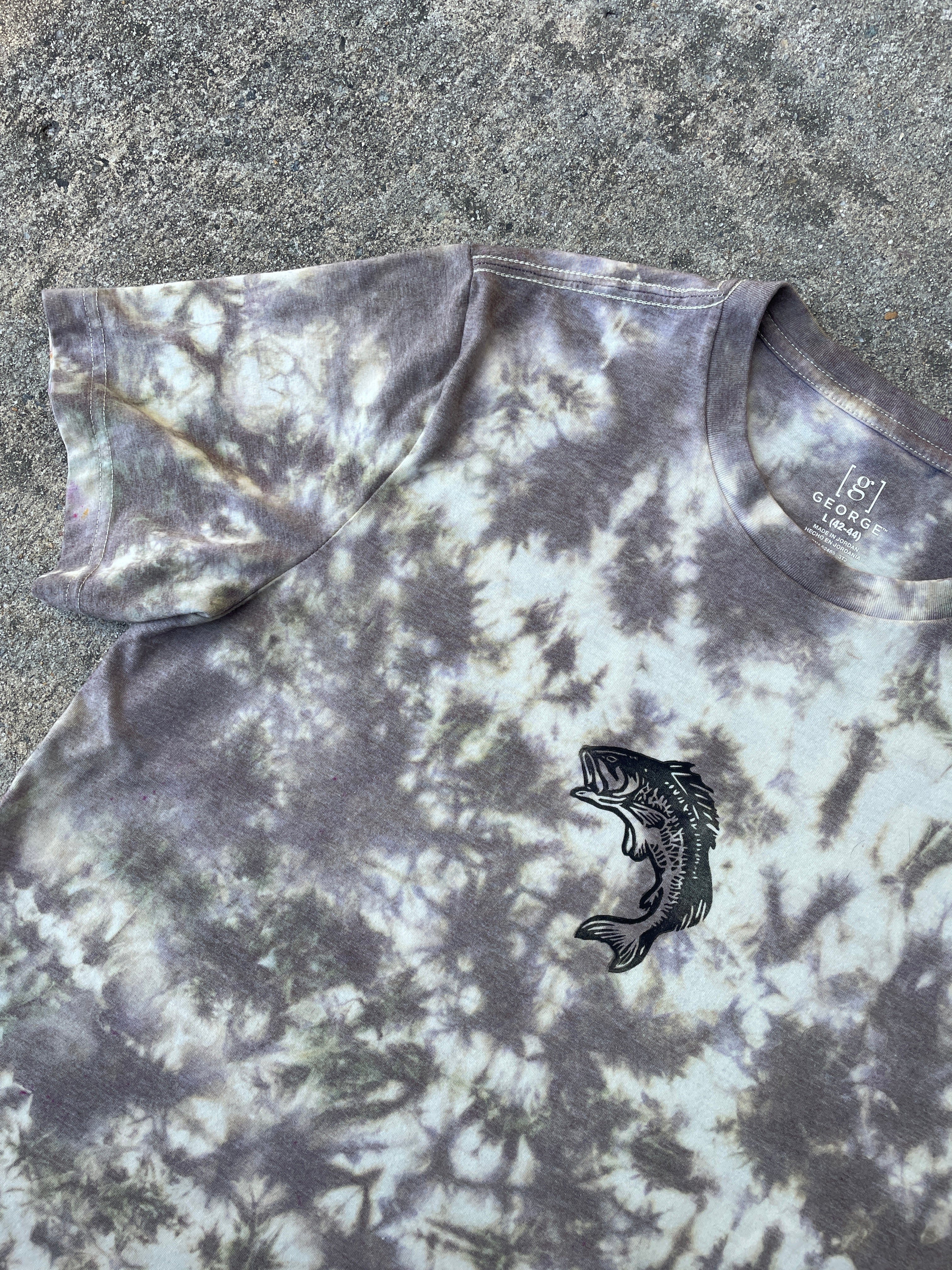 Hand-Printed Largemouth Bass Gray and White Tie Dye Short Sleeve T-Shirt | Men's Size Large