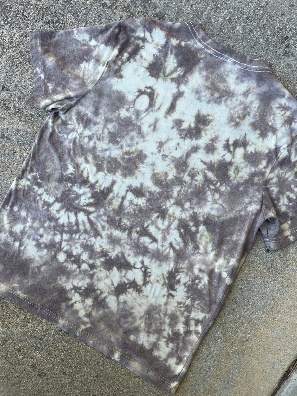 Hand-Printed Largemouth Bass Gray and White Tie Dye Short Sleeve T-Shirt | Men's Size Large