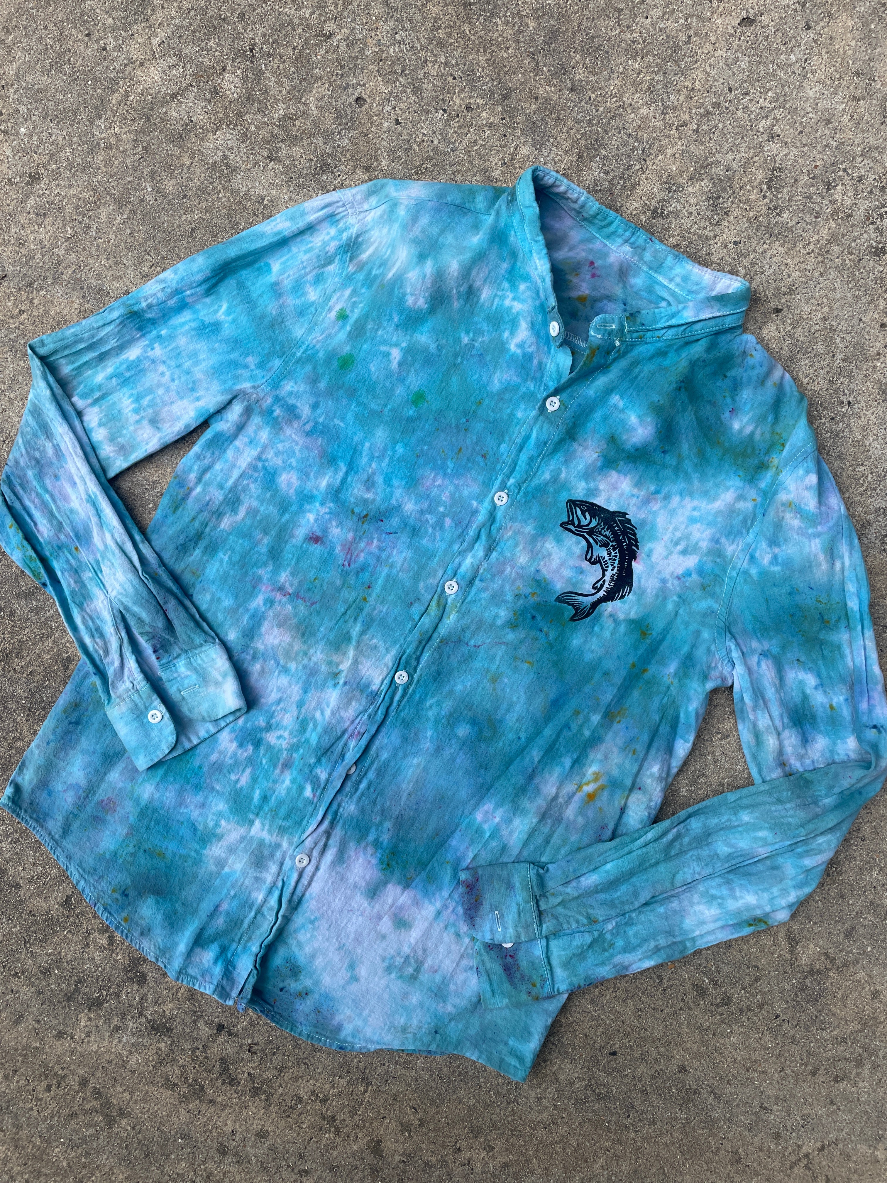 Hand-Printed Largemouth Bass Blue and White Tie Dye Button-Up Shirt | Women's Large