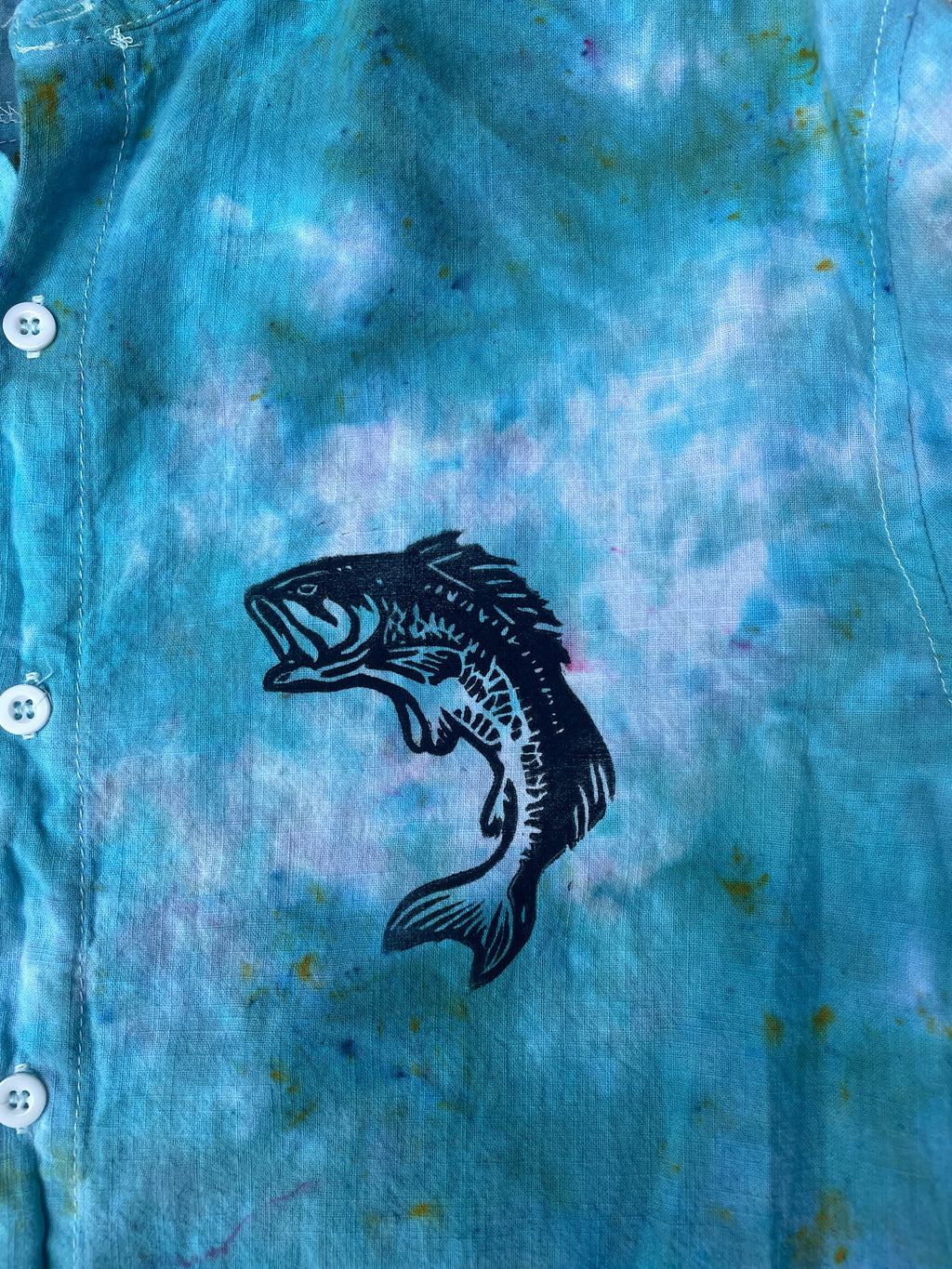 Hand-Printed Largemouth Bass Blue and White Tie Dye Button-Up Shirt | Women's Large