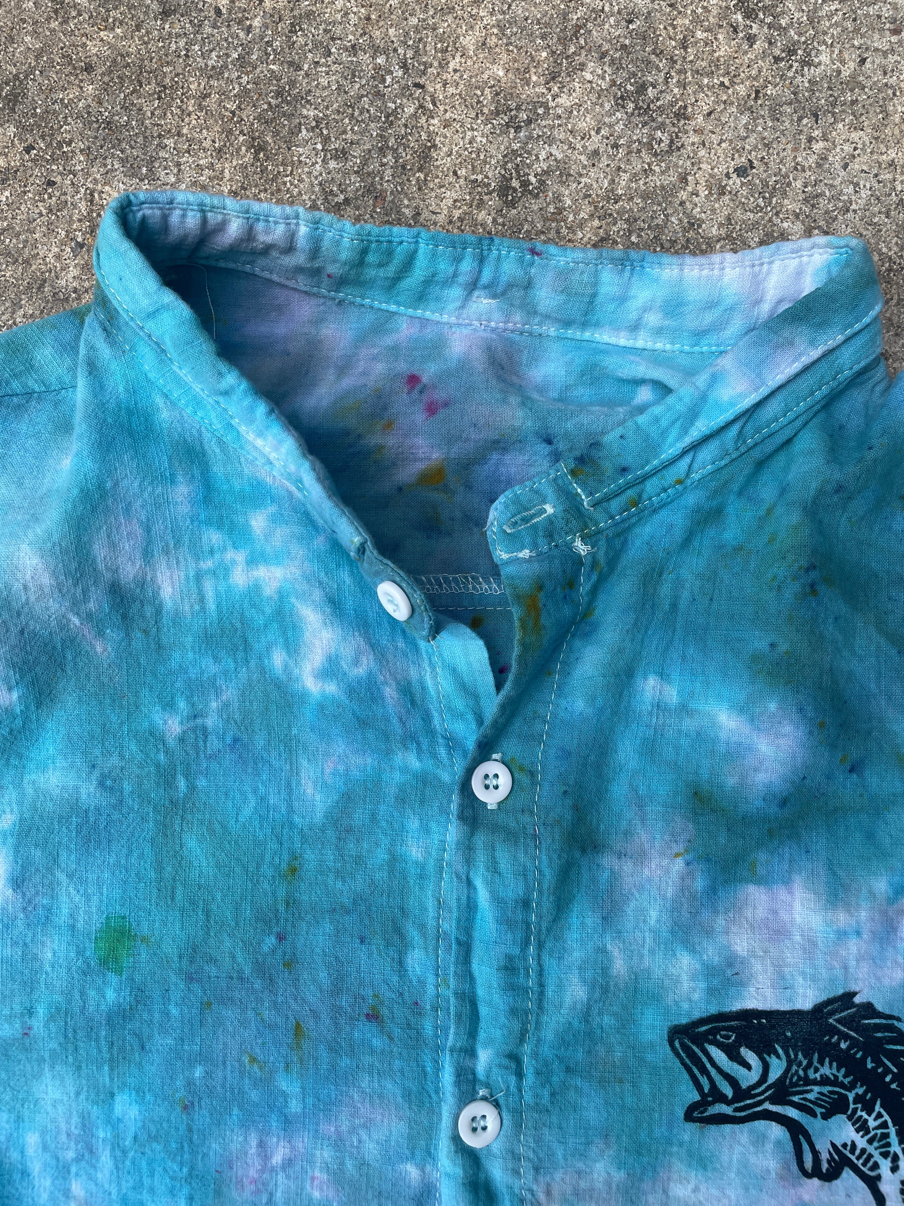 Hand-Printed Largemouth Bass Blue and White Tie Dye Button-Up Shirt | Women's Large