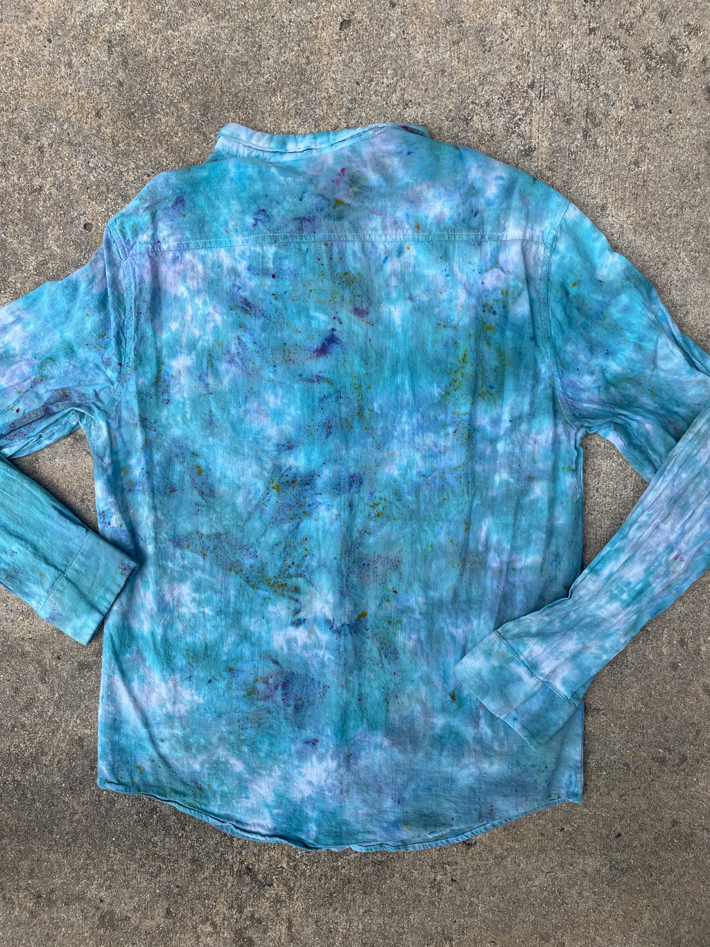 Hand-Printed Largemouth Bass Blue and White Tie Dye Button-Up Shirt | Women's Large