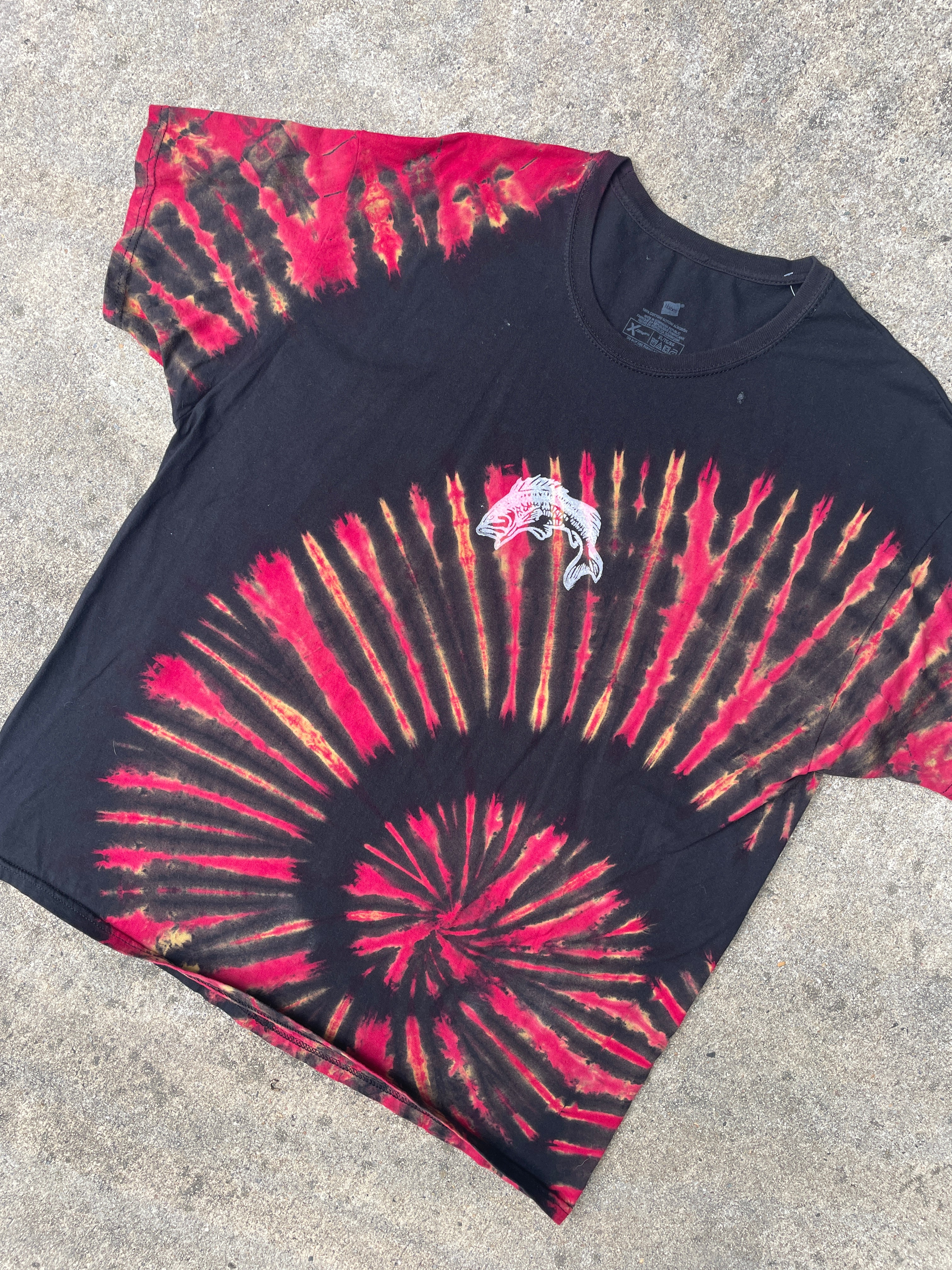 Hand-Printed Largemouth Bass Black and Red Spiral Reverse Tie Dye Short Sleeve T-Shirt | Men's Size XL