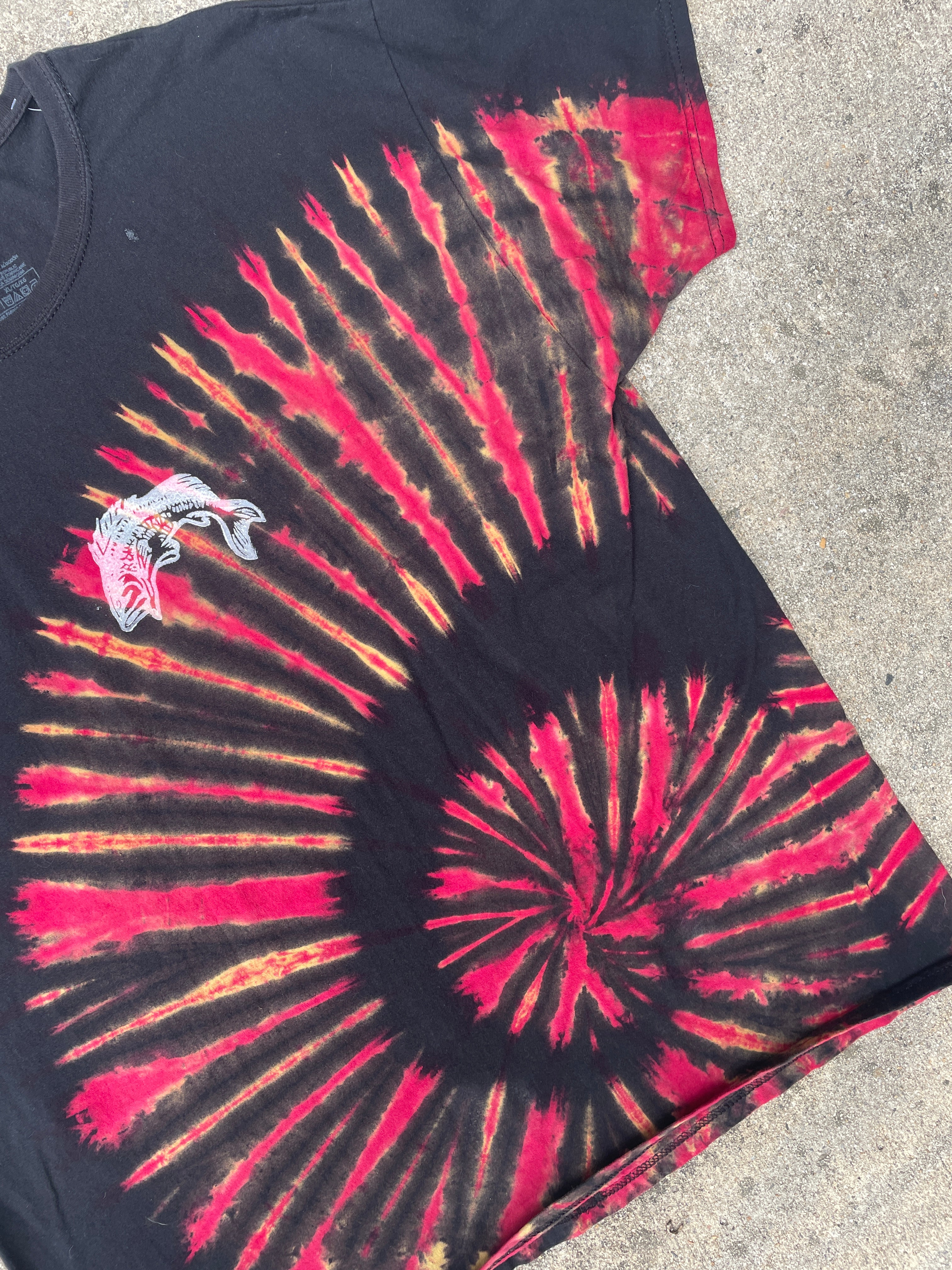 Hand-Printed Largemouth Bass Black and Red Spiral Reverse Tie Dye Short Sleeve T-Shirt | Men's Size XL