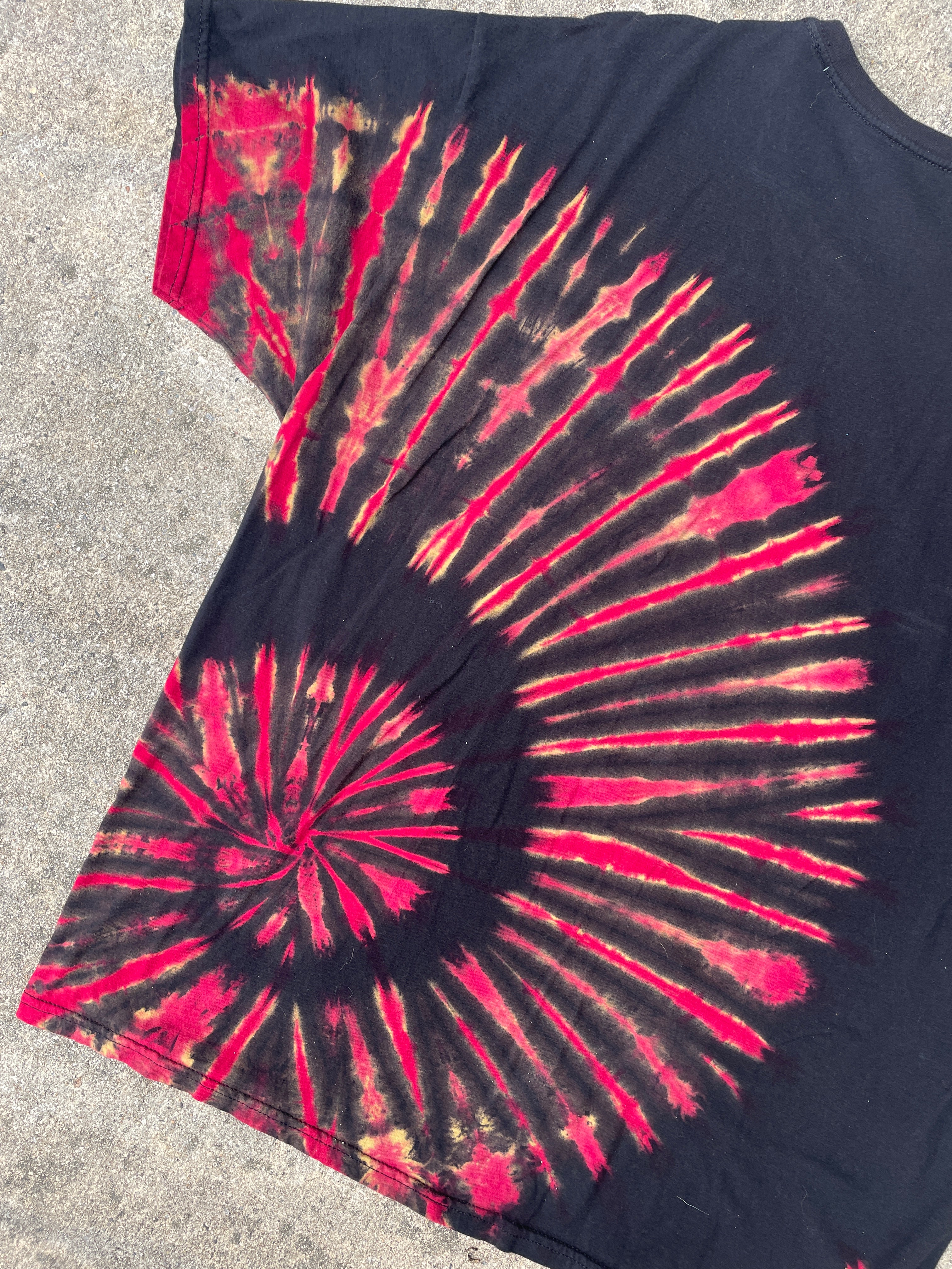 Hand-Printed Largemouth Bass Black and Red Spiral Reverse Tie Dye Short Sleeve T-Shirt | Men's Size XL