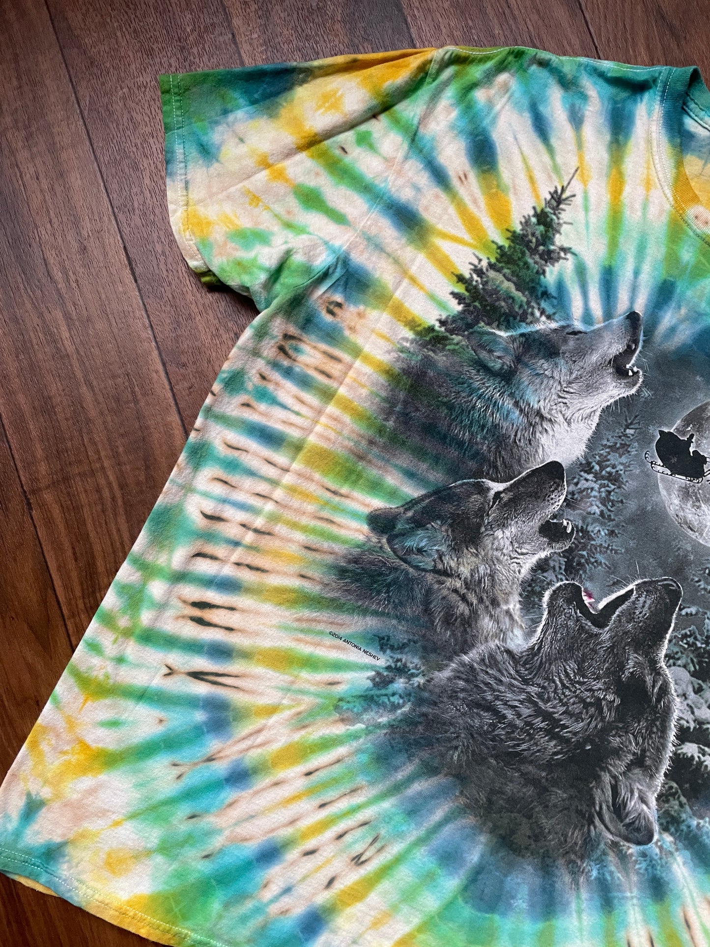 Men's 2XL Winter Wolves & Santa Clause Tie Dye Short Sleeve T-Shirt