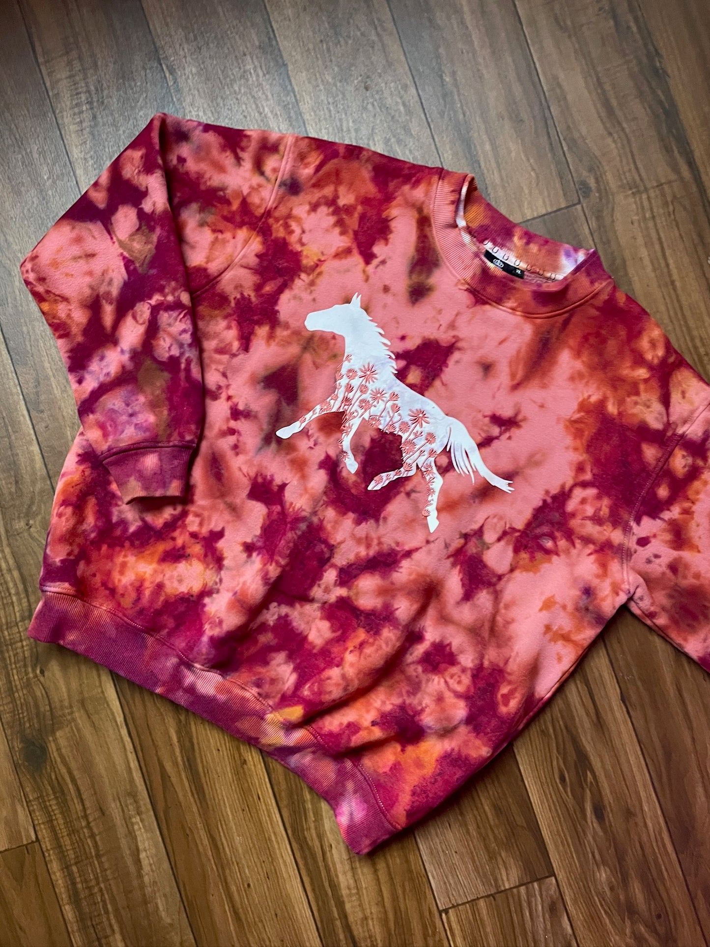 Men's XL Embroidered Flower Horse Tie Dye Crewneck Sweatshirt