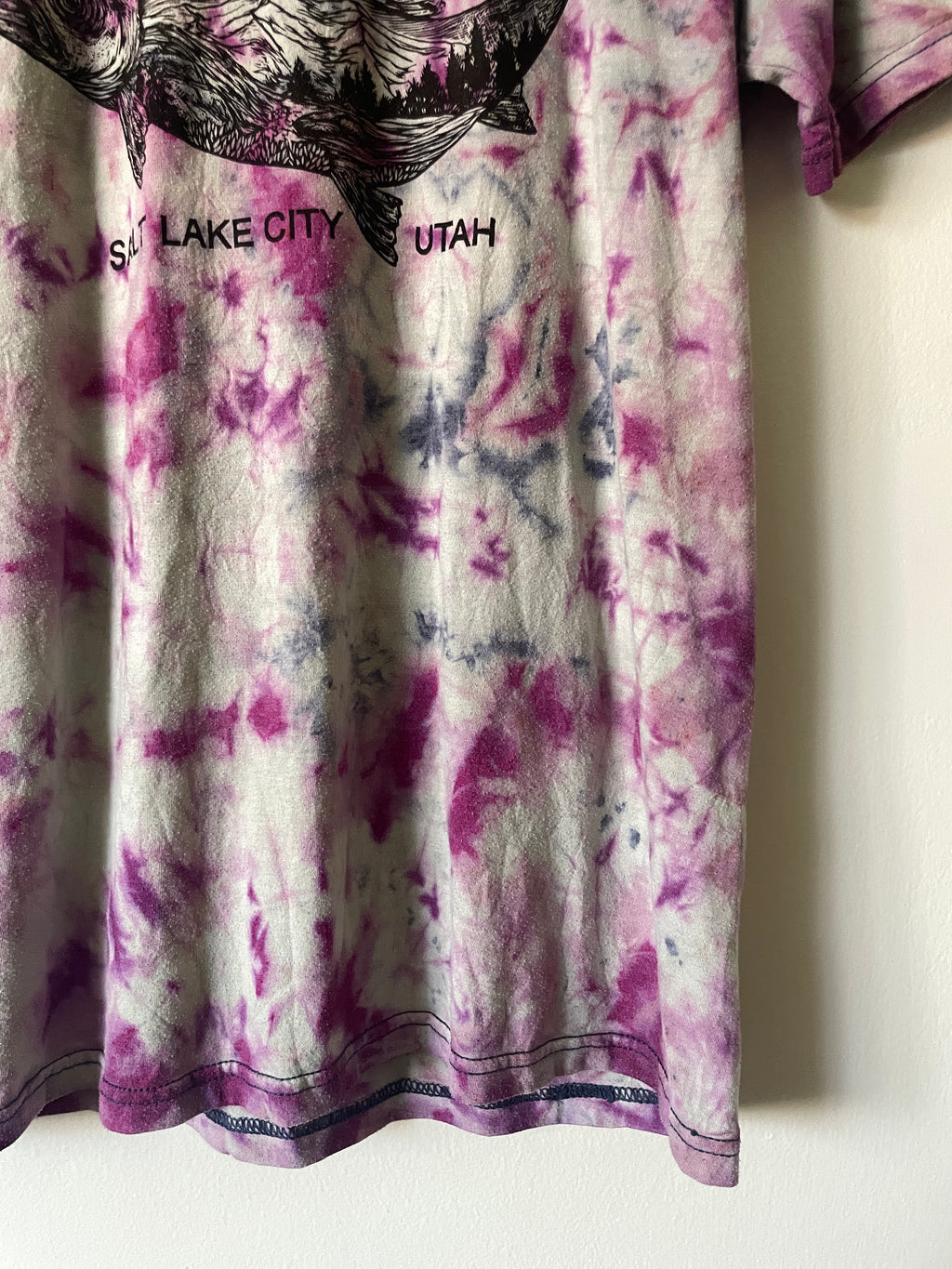 Large Men’s Fisher Beer Handmade Reverse Tie Dye Short Sleeve T-Shirt | One-Of-a-Kind Upcycled Purple and Gray Crumpled Tie Dye Top