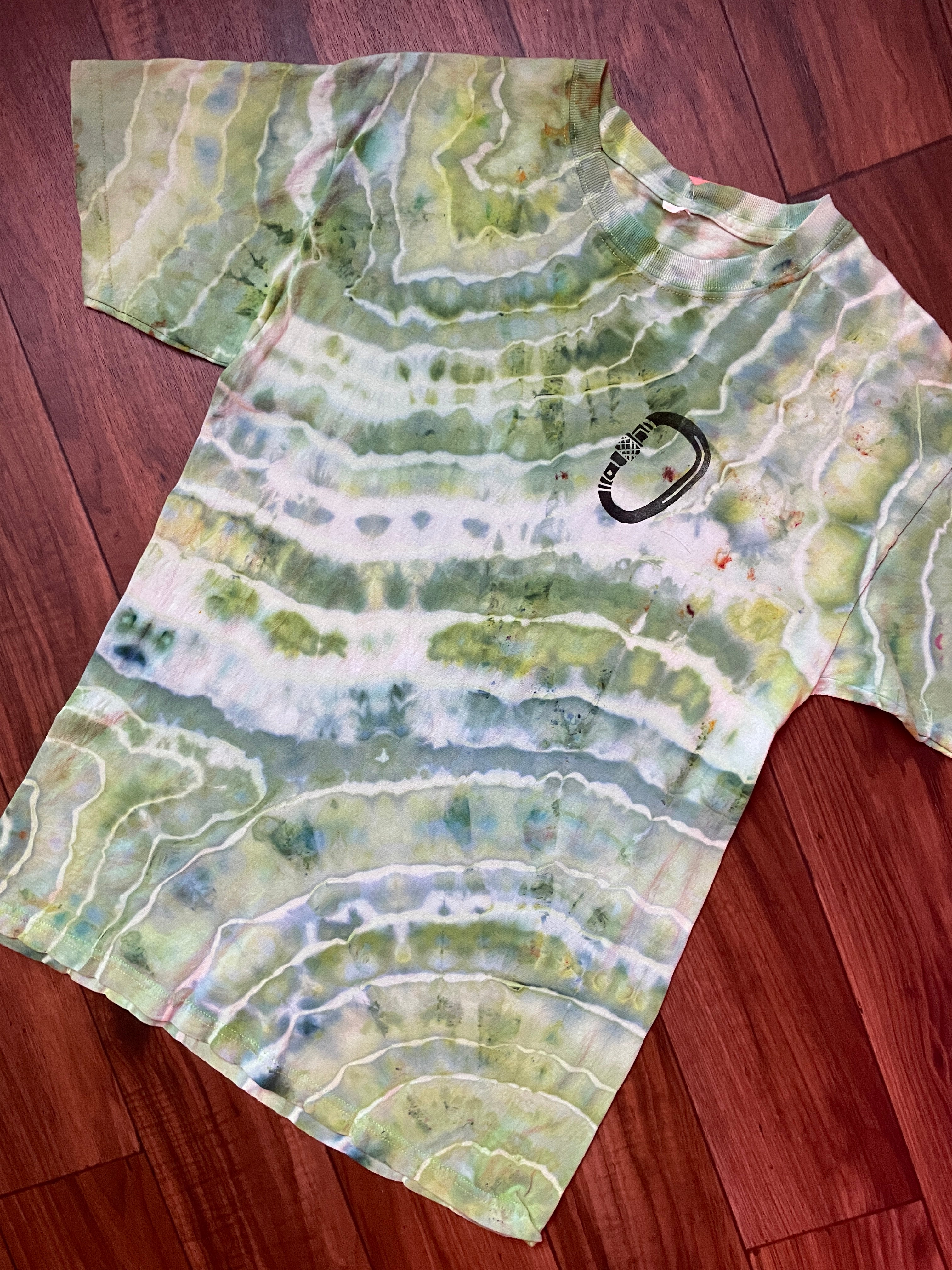 Men's Medium Climbing Carabiner Geode Tie Dye Short Sleeve T-Shirt