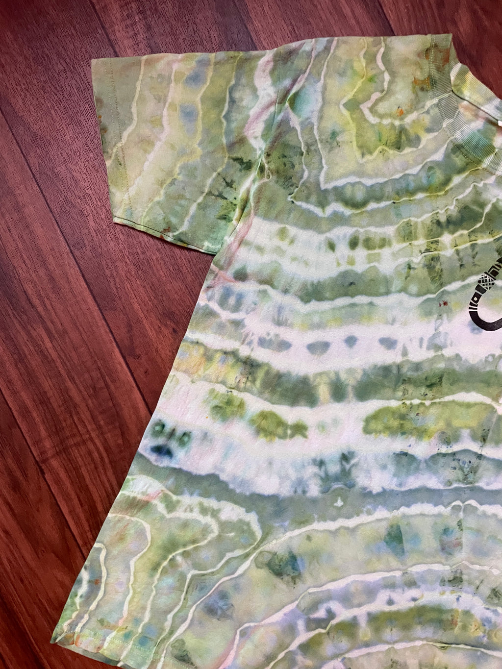 Men's Medium Climbing Carabiner Geode Tie Dye Short Sleeve T-Shirt