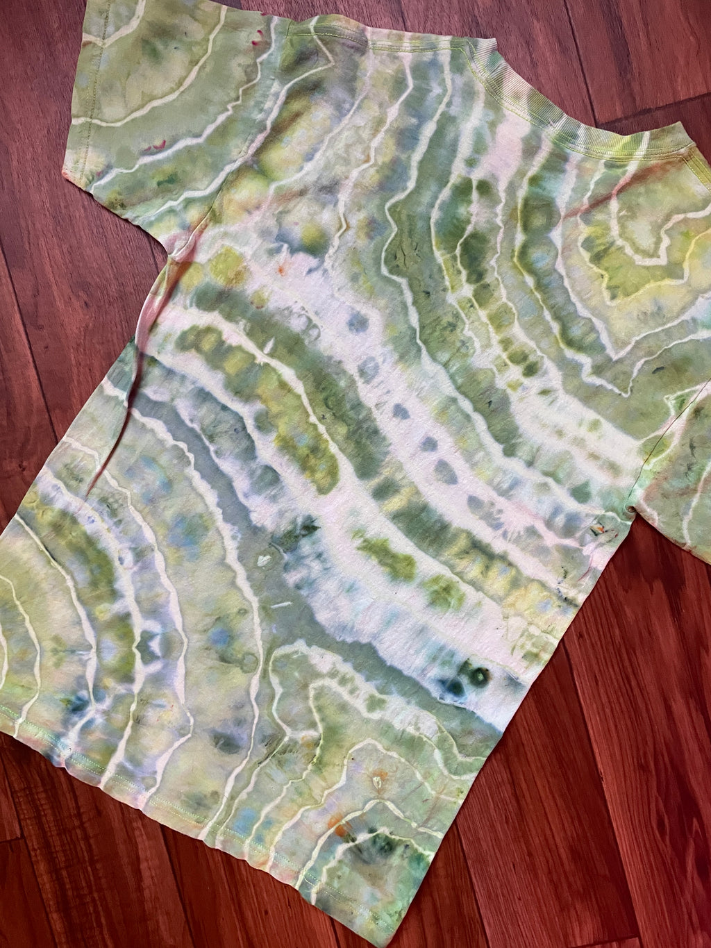 Men's Medium Climbing Carabiner Geode Tie Dye Short Sleeve T-Shirt