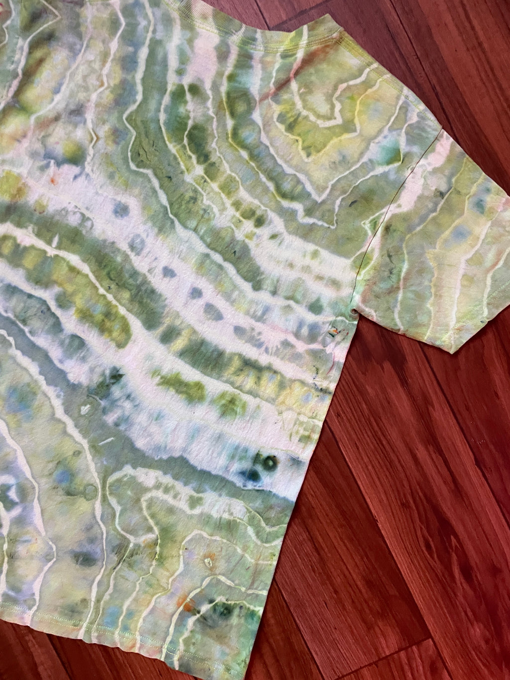 Men's Medium Climbing Carabiner Geode Tie Dye Short Sleeve T-Shirt