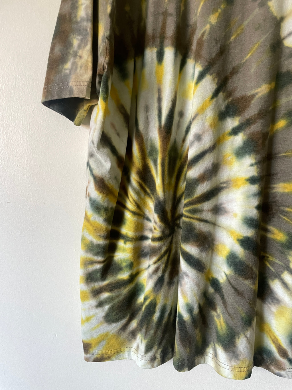 XXL Men’s Fisher Beer Handmade Reverse Tie Dye Short Sleeve T-Shirt | One-Of-a-Kind Upcycled Tan and Green Spiral Tie Dye Top