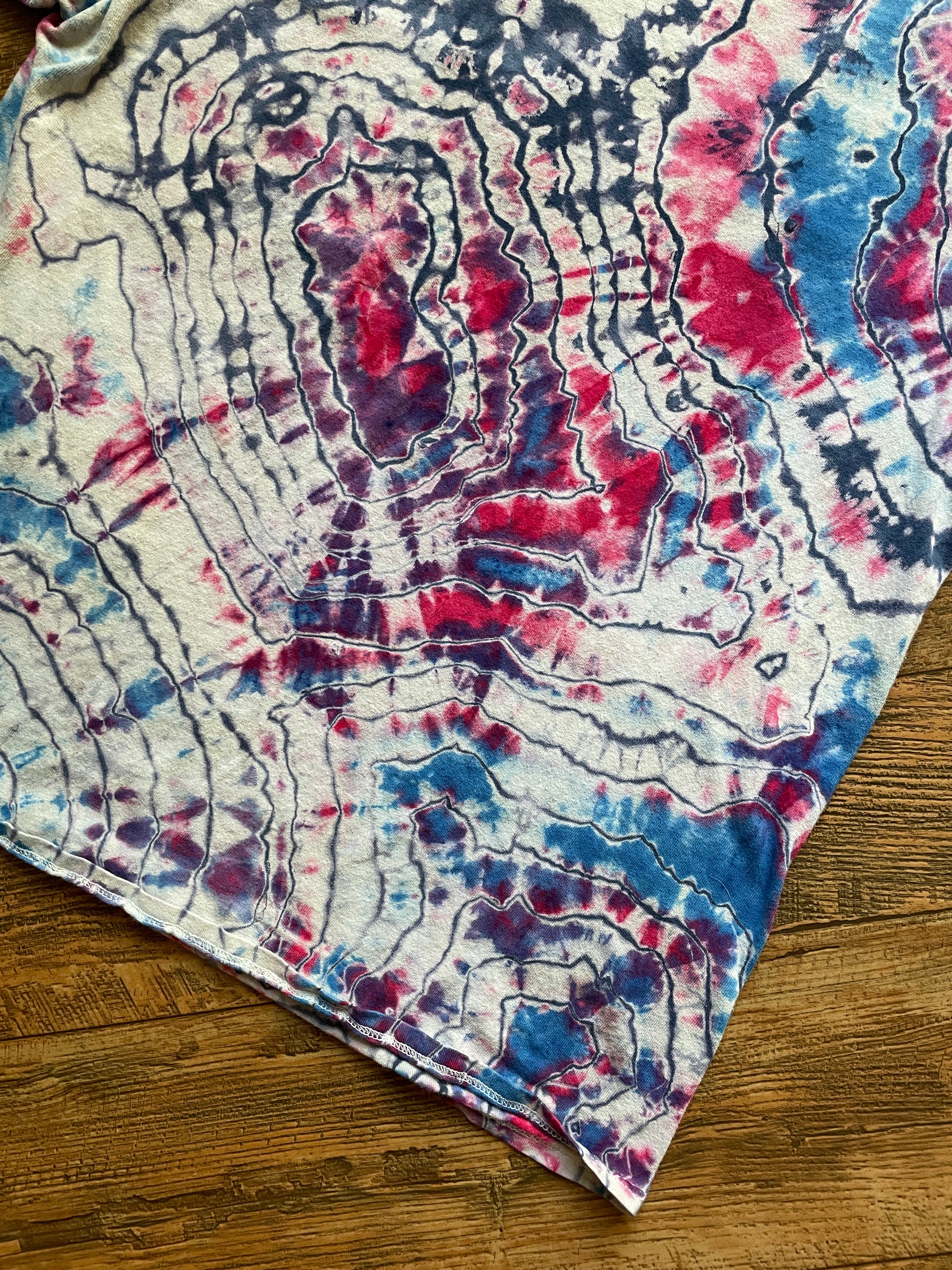 American Flag Red, White, and Blue Cat Geode Tie Dye T-Shirt | Men's Medium, Short Sleeve