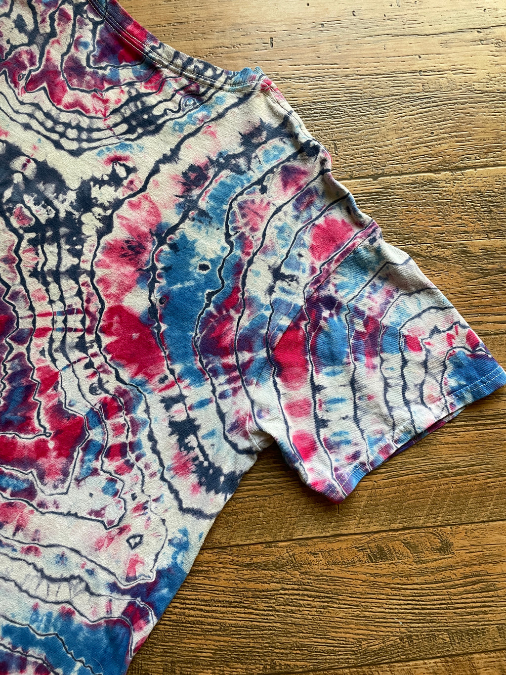 American Flag Red, White, and Blue Cat Geode Tie Dye T-Shirt | Men's Medium, Short Sleeve