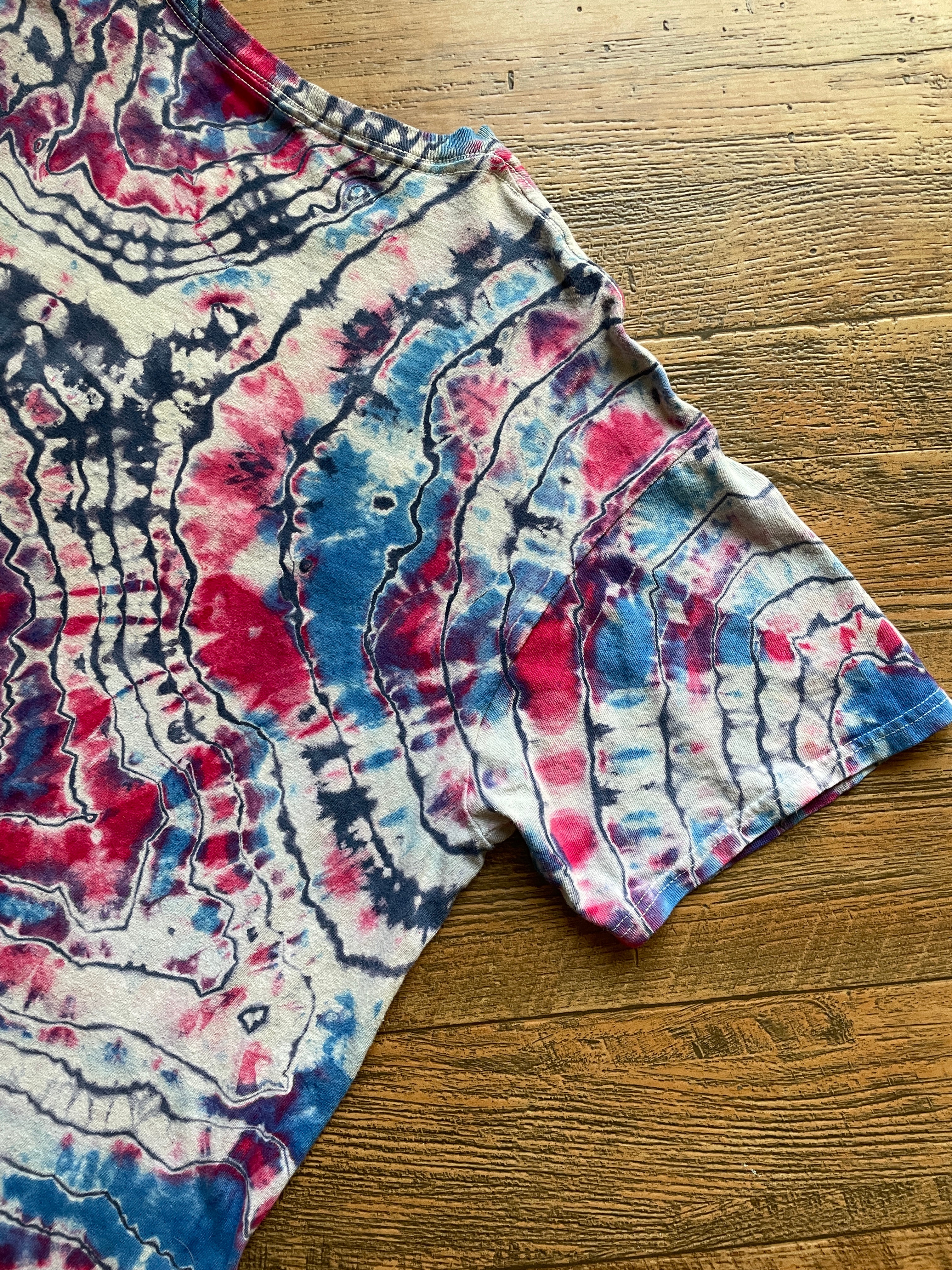 American Flag Red, White, and Blue Cat Geode Tie Dye T-Shirt | Men's Medium, Short Sleeve