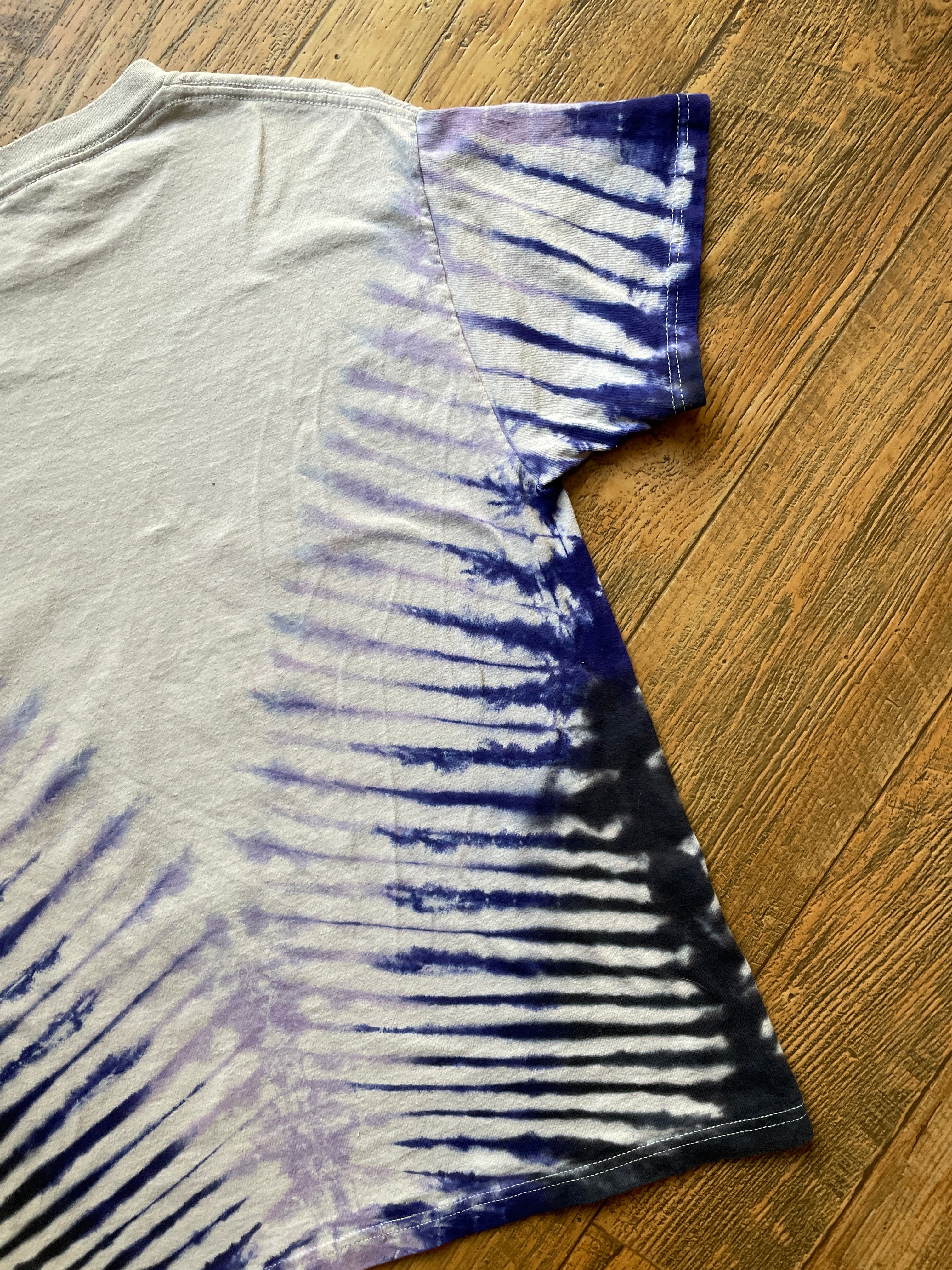 Animal Planet Lone Wolf Purple & Gray Tie Dye T-Shirt | Men's Medium, Short Sleeve