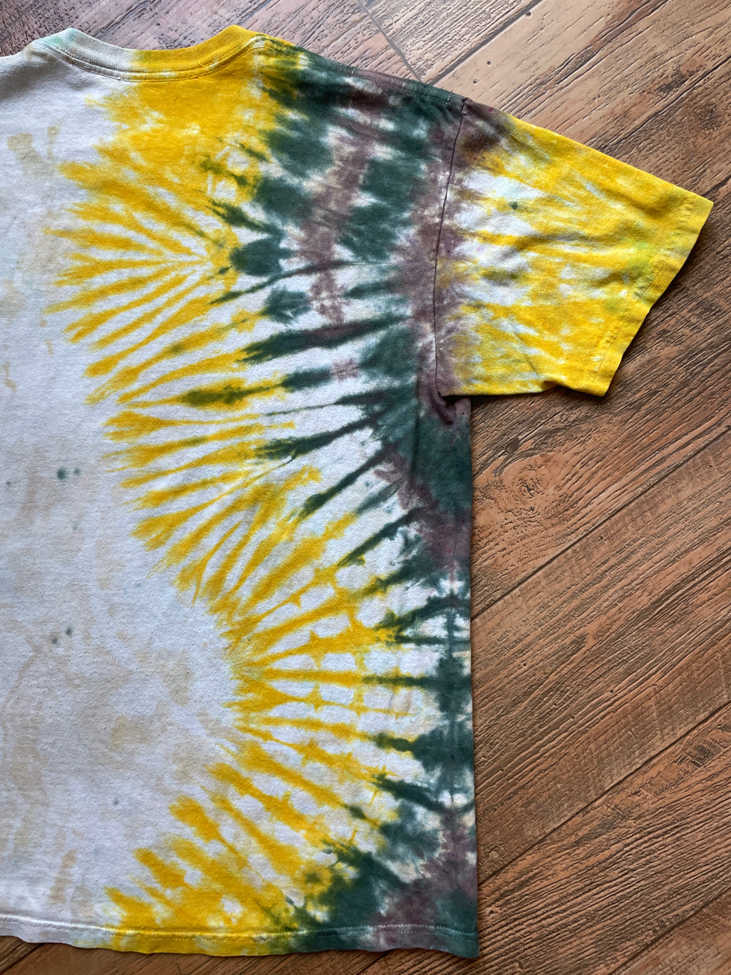 Wavy Squirrel Green and Yellow Tie Dye T-Shirt | Men's Medium, Short Sleeve