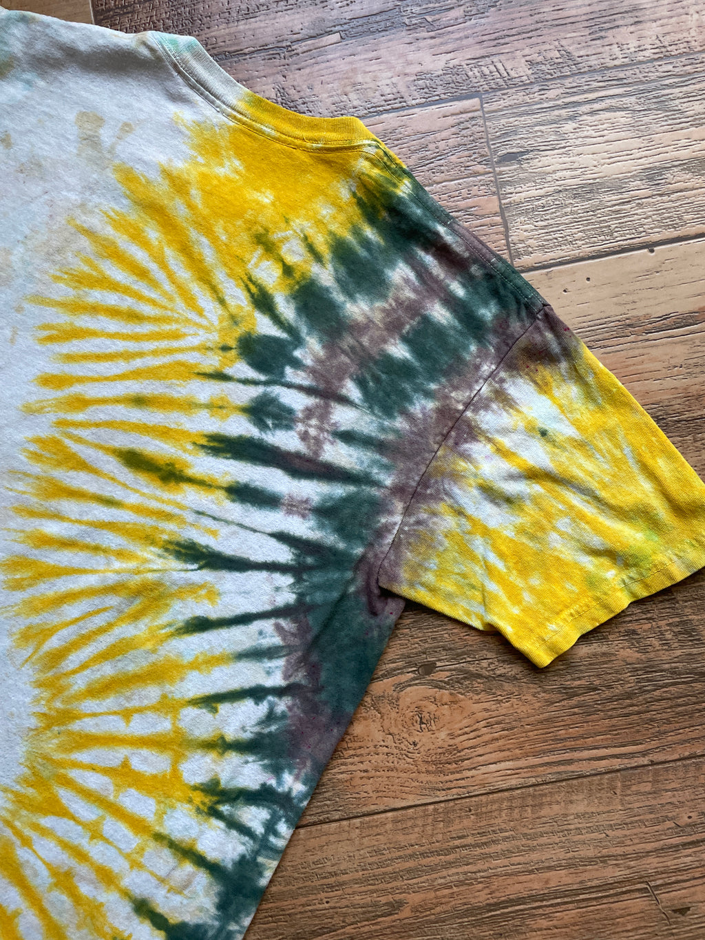 Wavy Squirrel Green and Yellow Tie Dye T-Shirt | Men's Medium, Short Sleeve