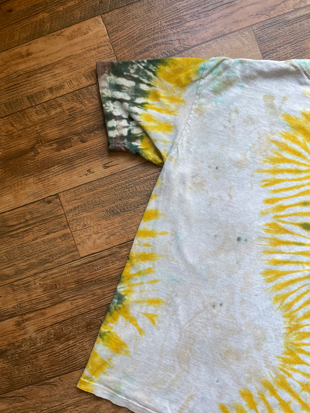 Wavy Squirrel Green and Yellow Tie Dye T-Shirt | Men's Medium, Short Sleeve