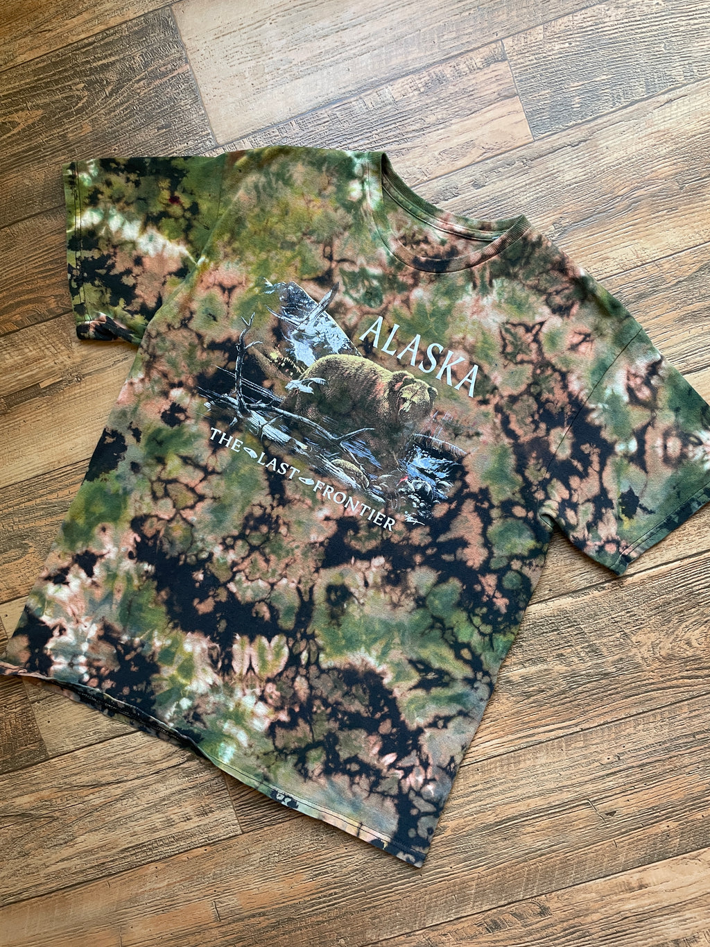 Alaska Grizzly Bear Black and Green Tie Dye T-Shirt | Men's Medium, Short Sleeve