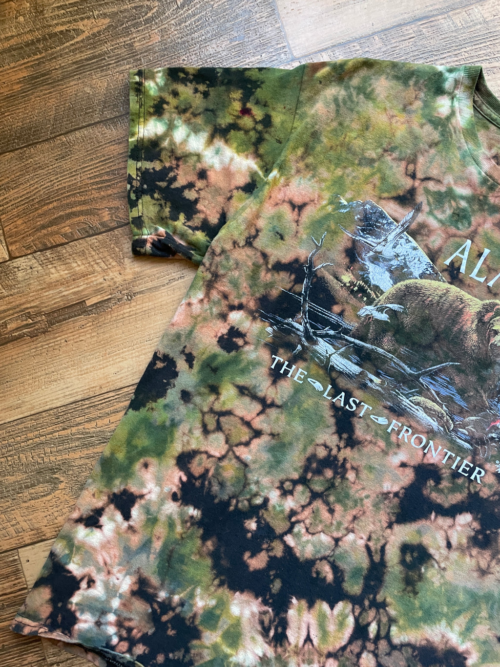 Alaska Grizzly Bear Black and Green Tie Dye T-Shirt | Men's Medium, Short Sleeve