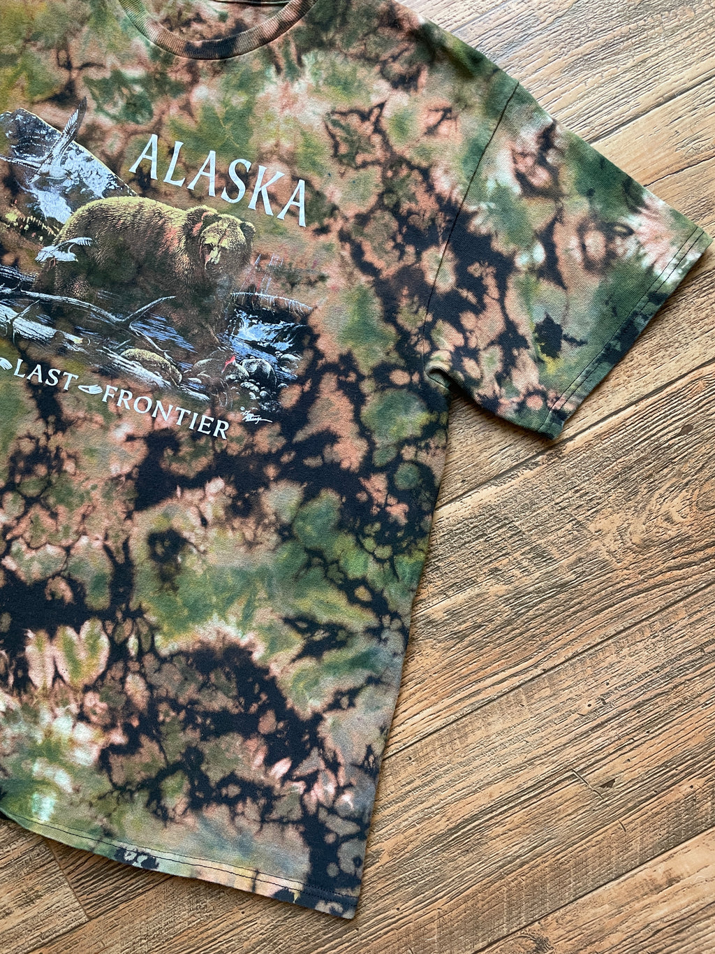 Alaska Grizzly Bear Black and Green Tie Dye T-Shirt | Men's Medium, Short Sleeve