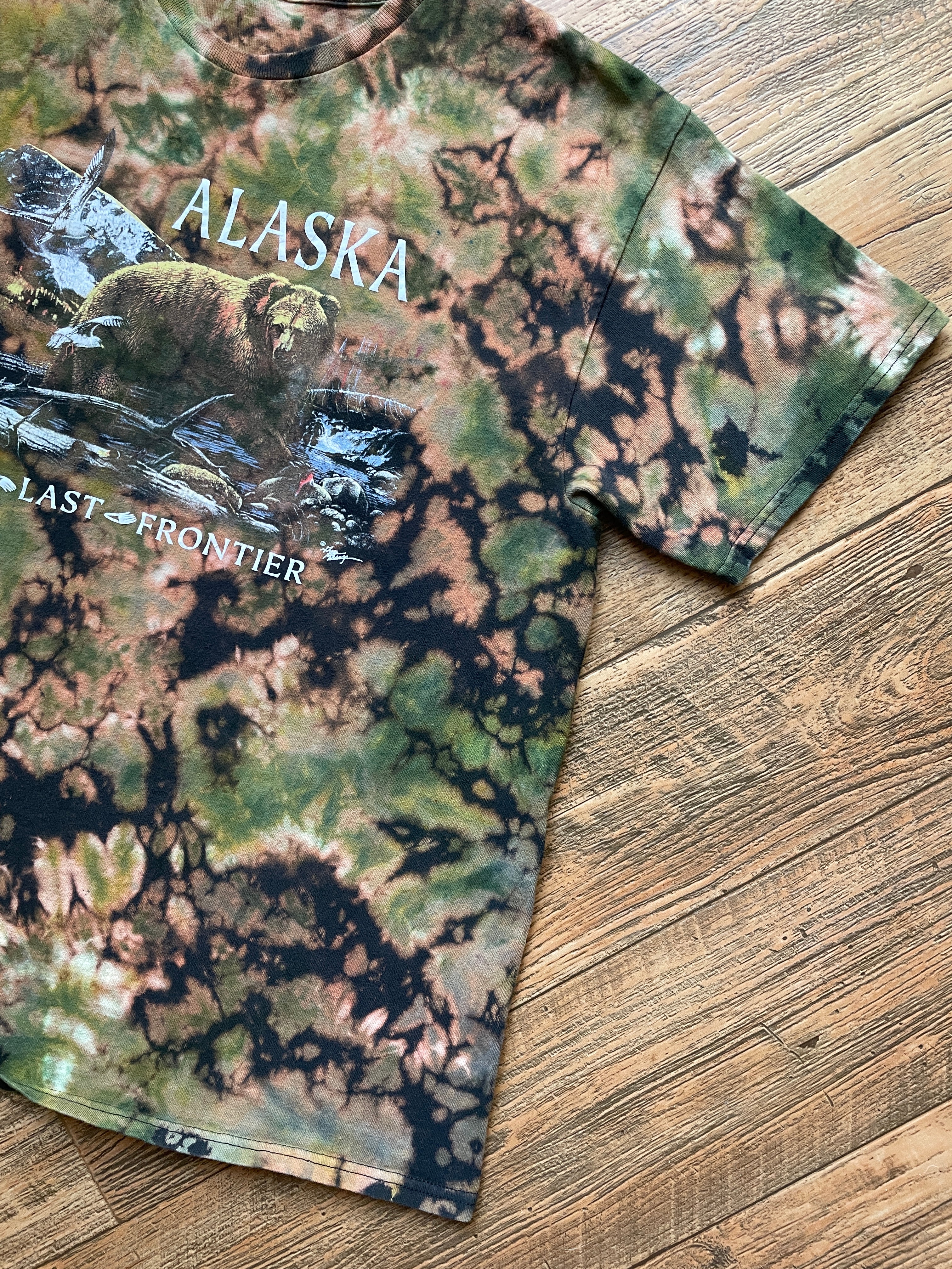 Alaska Grizzly Bear Black and Green Tie Dye T-Shirt | Men's Medium, Short Sleeve