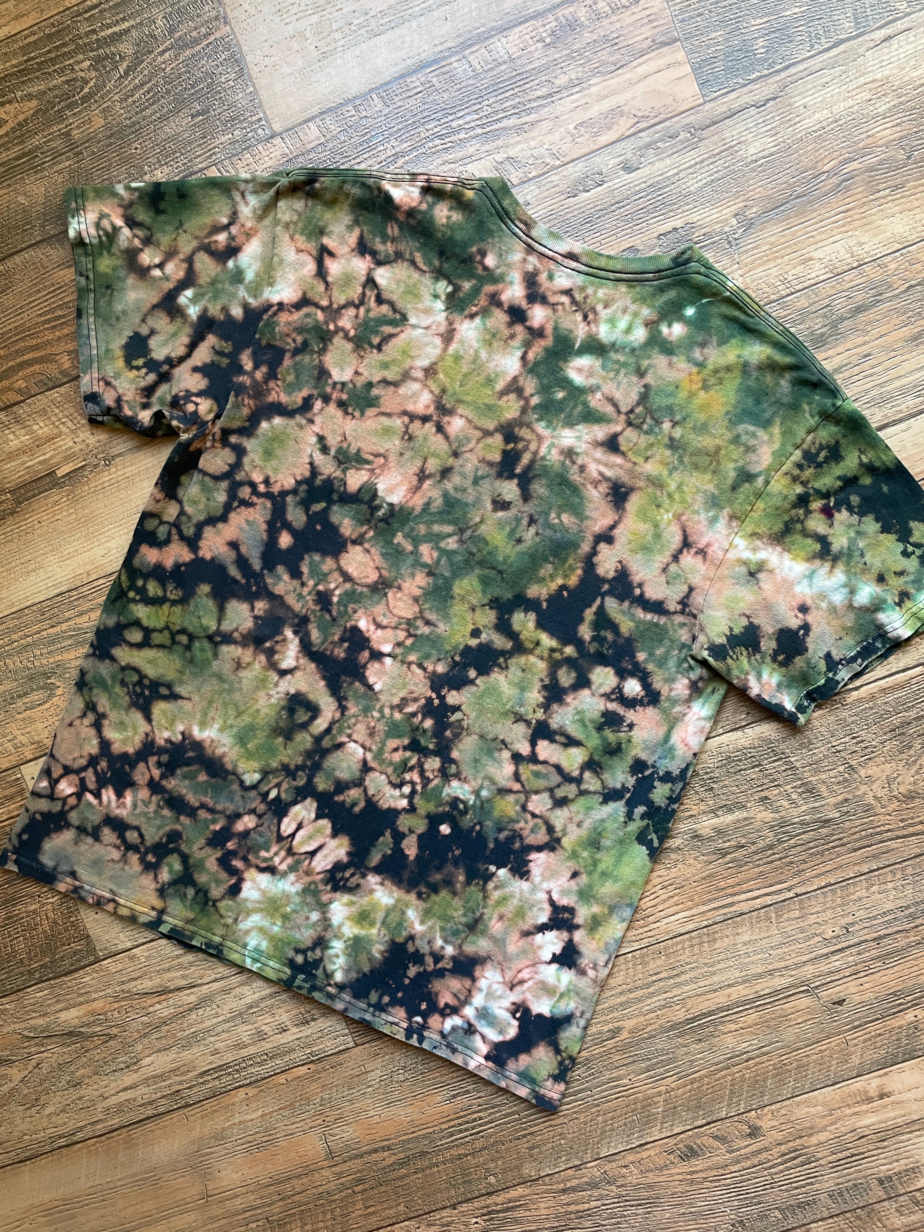 Alaska Grizzly Bear Black and Green Tie Dye T-Shirt | Men's Medium, Short Sleeve