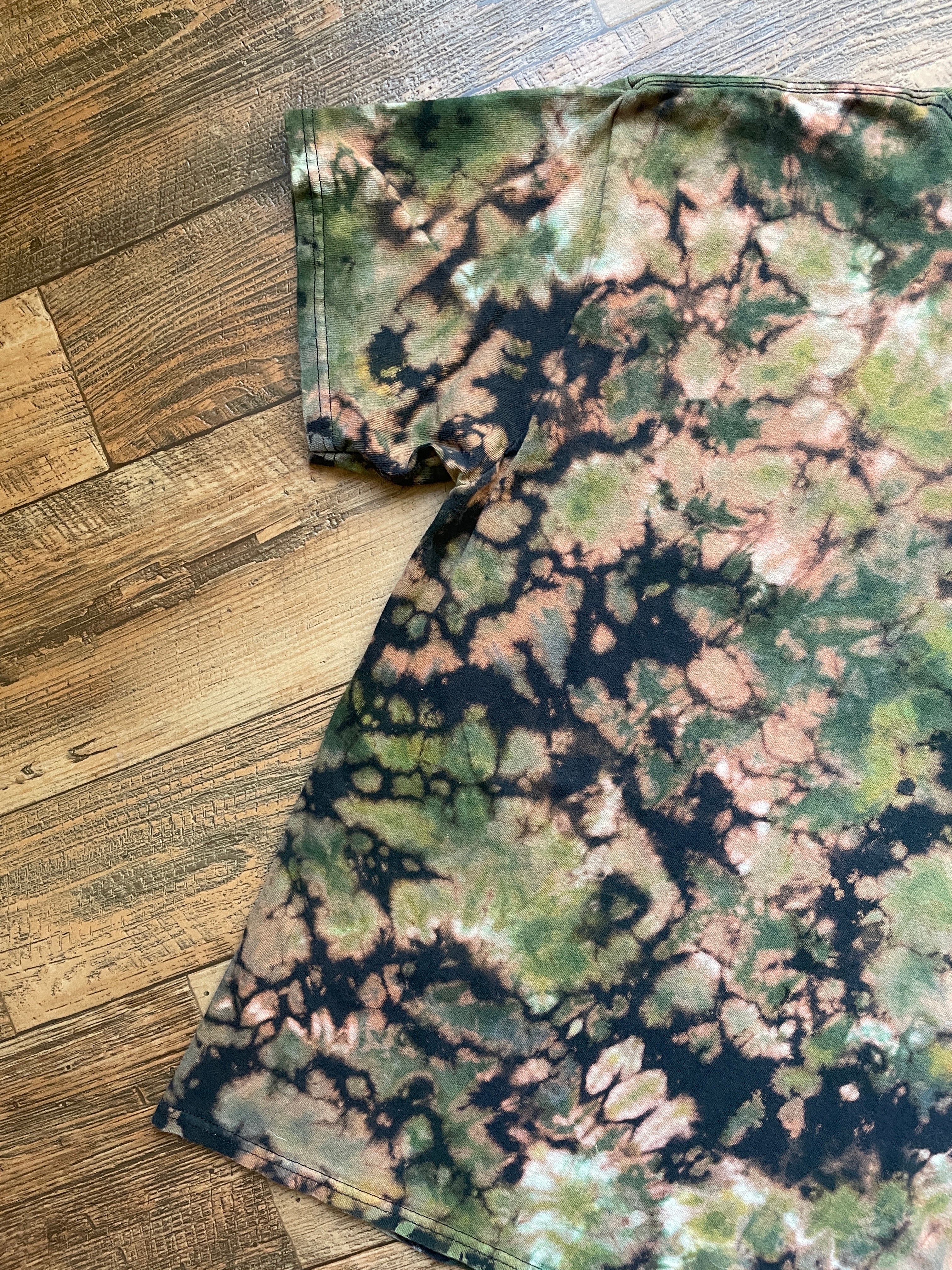 Alaska Grizzly Bear Black and Green Tie Dye T-Shirt | Men's Medium, Short Sleeve