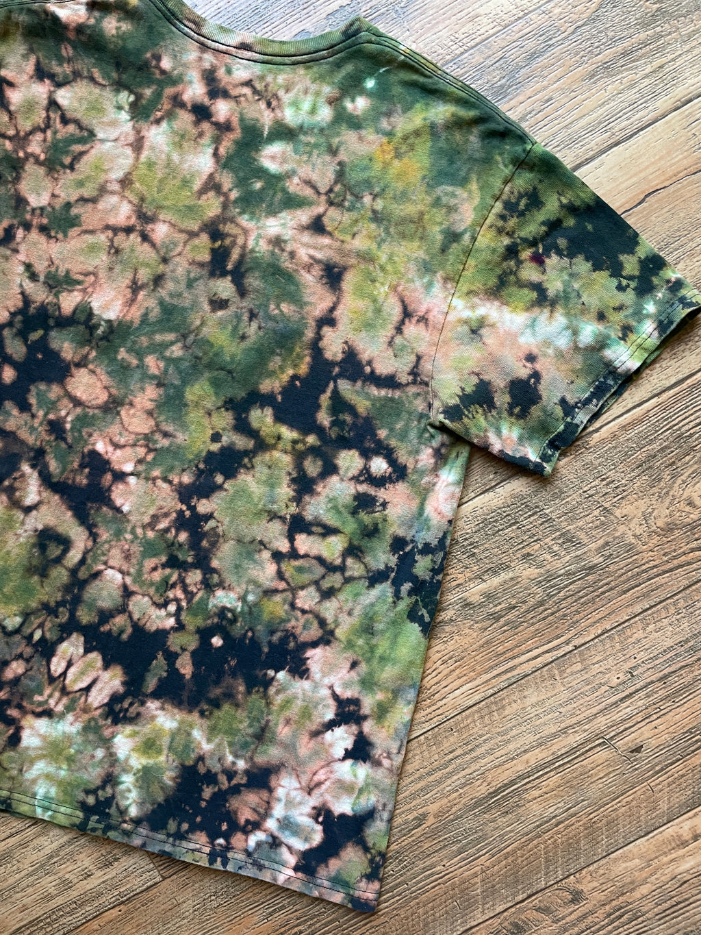 Alaska Grizzly Bear Black and Green Tie Dye T-Shirt | Men's Medium, Short Sleeve