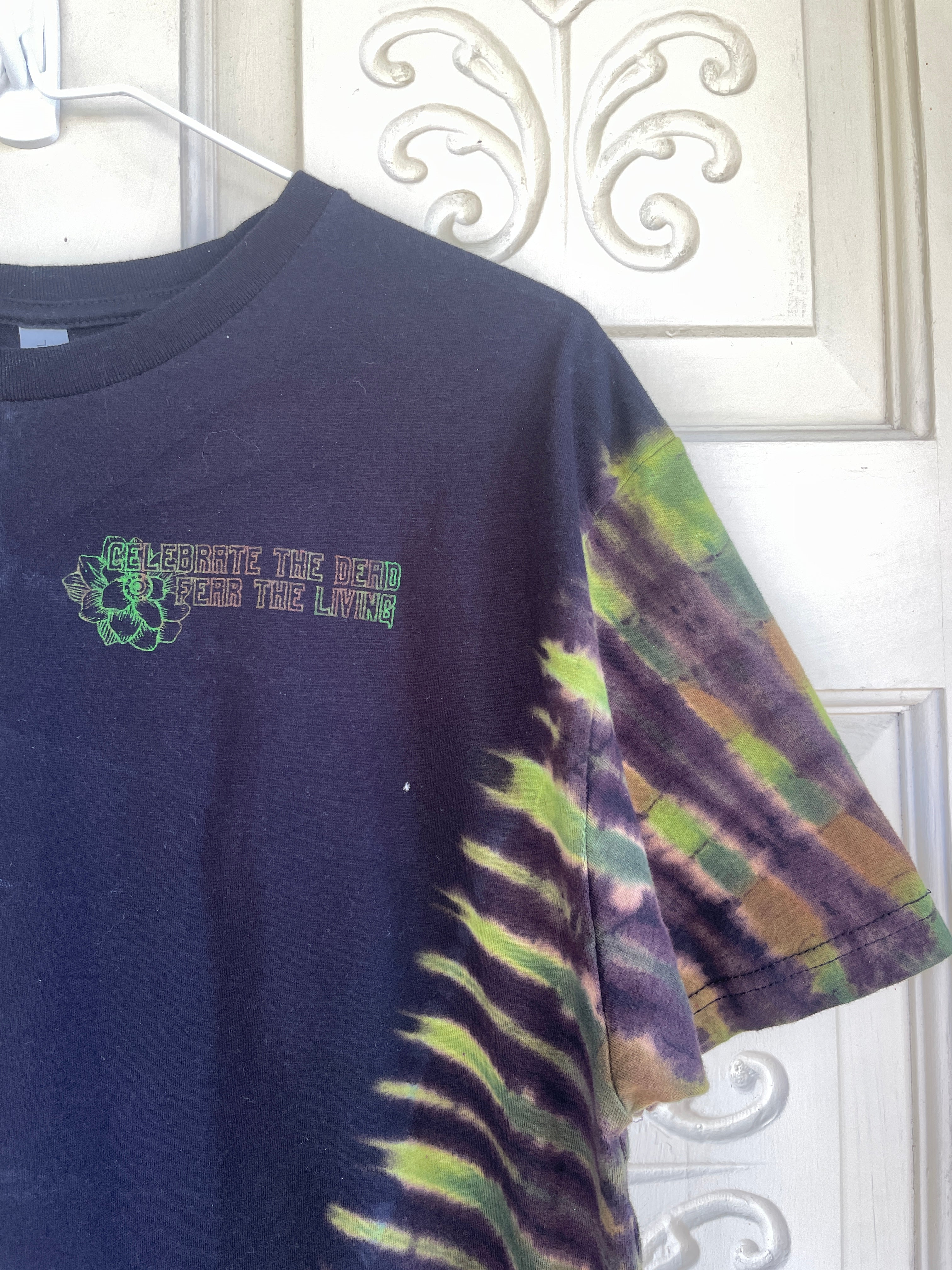 Medium Men's Venus Fly Trap Death Bouquet Handmade Tie Dye T-Shirt | One-Of-a-Kind Upcycled Black and Green Short Sleeve Shirt