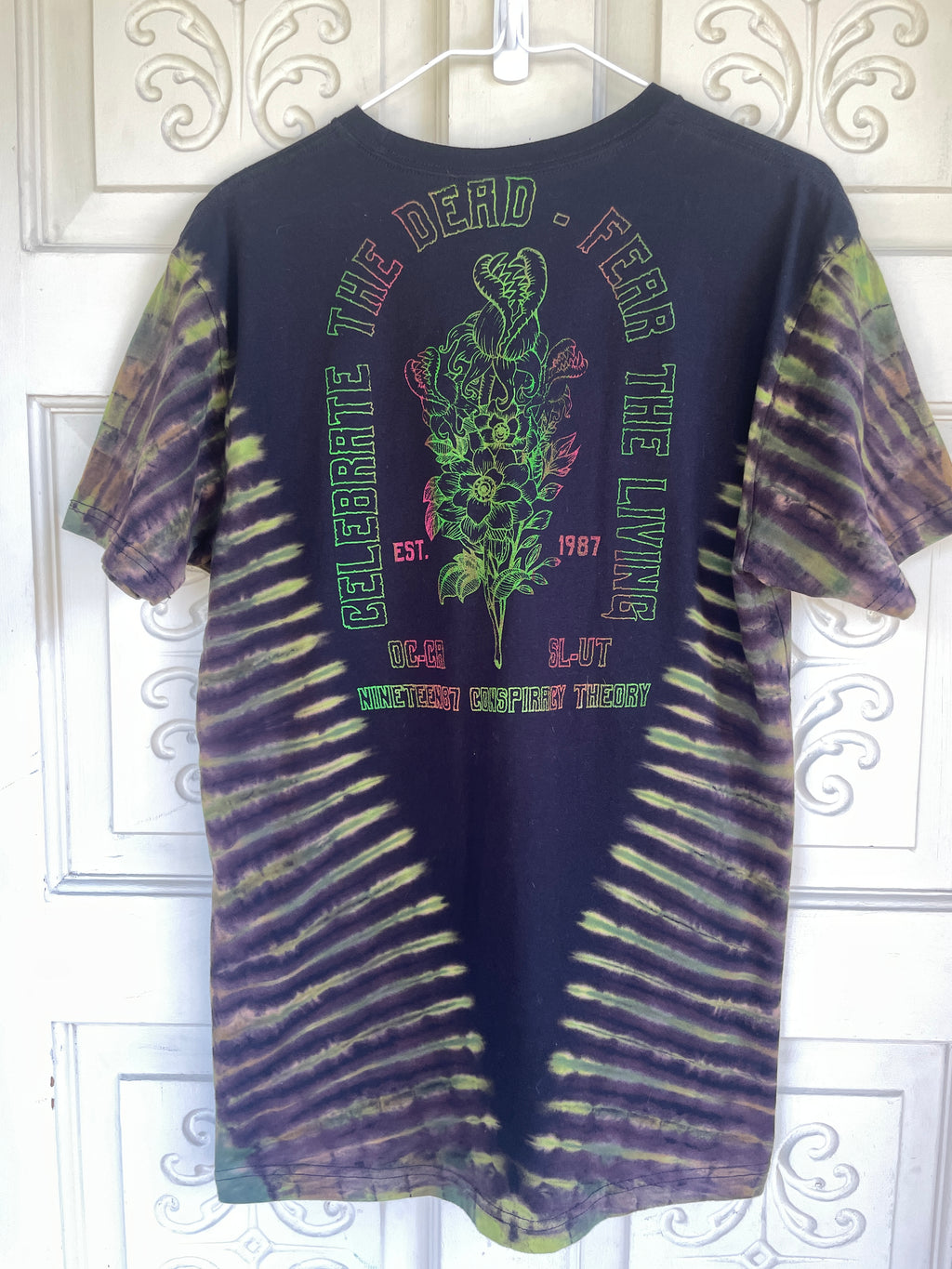 Medium Men's Venus Fly Trap Death Bouquet Handmade Tie Dye T-Shirt | One-Of-a-Kind Upcycled Black and Green Short Sleeve Shirt