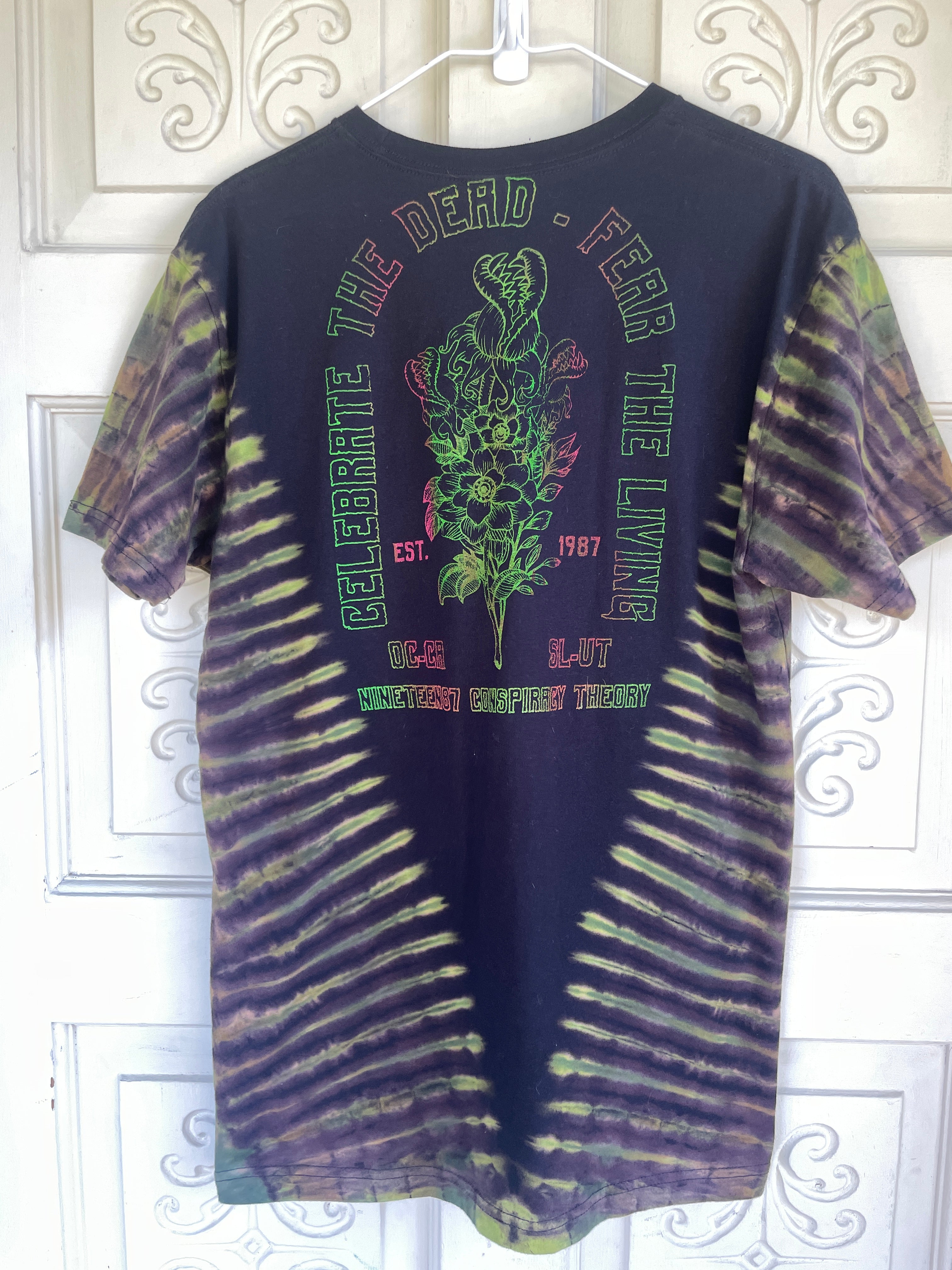 Medium Men's Venus Fly Trap Death Bouquet Handmade Tie Dye T-Shirt | One-Of-a-Kind Upcycled Black and Green Short Sleeve Shirt