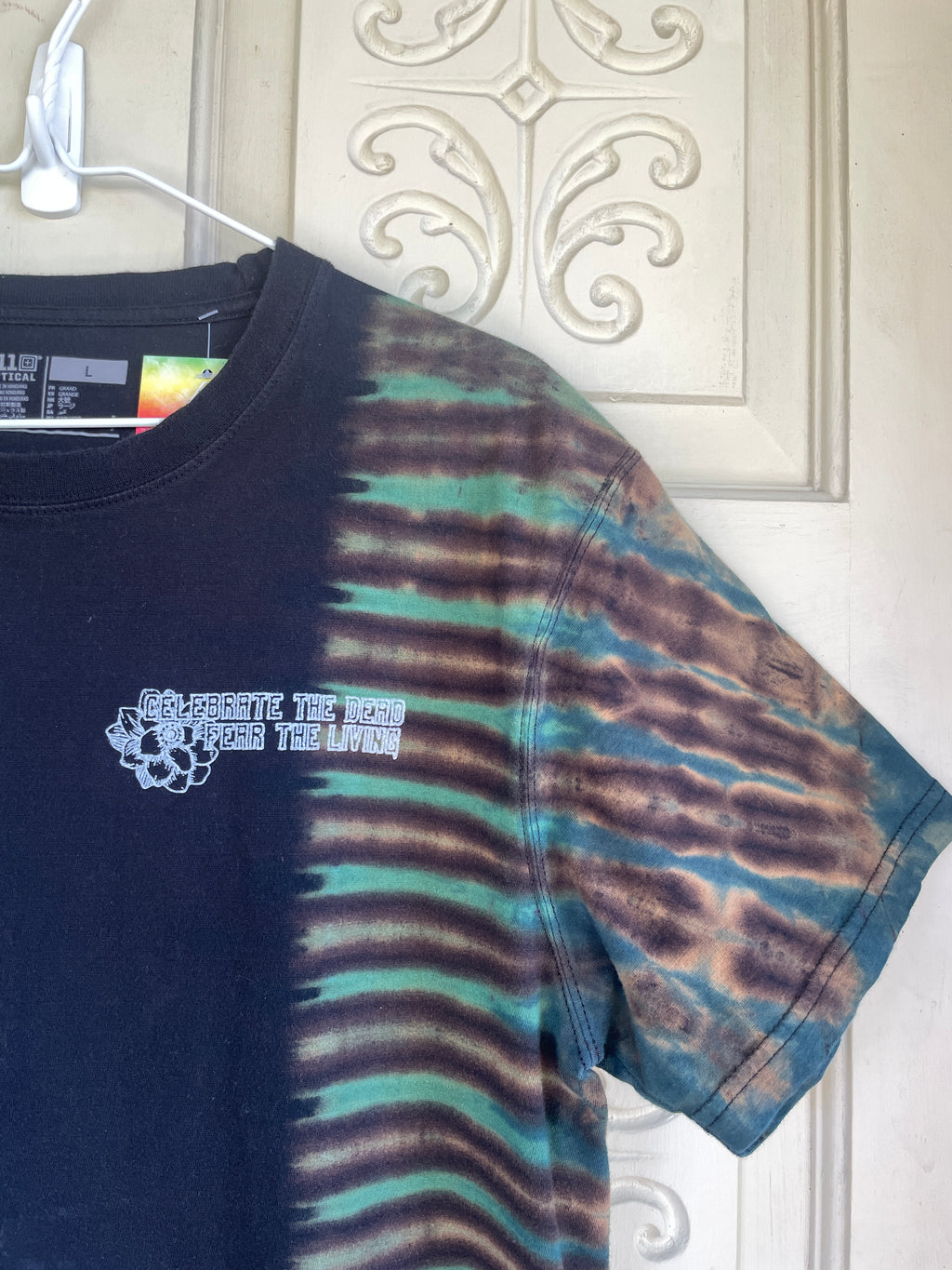 Large Men's Venus Fly Trap Death Bouquet Handmade Tie Dye T-Shirt | One-Of-a-Kind Upcycled Black and Blue Short Sleeve Shirt