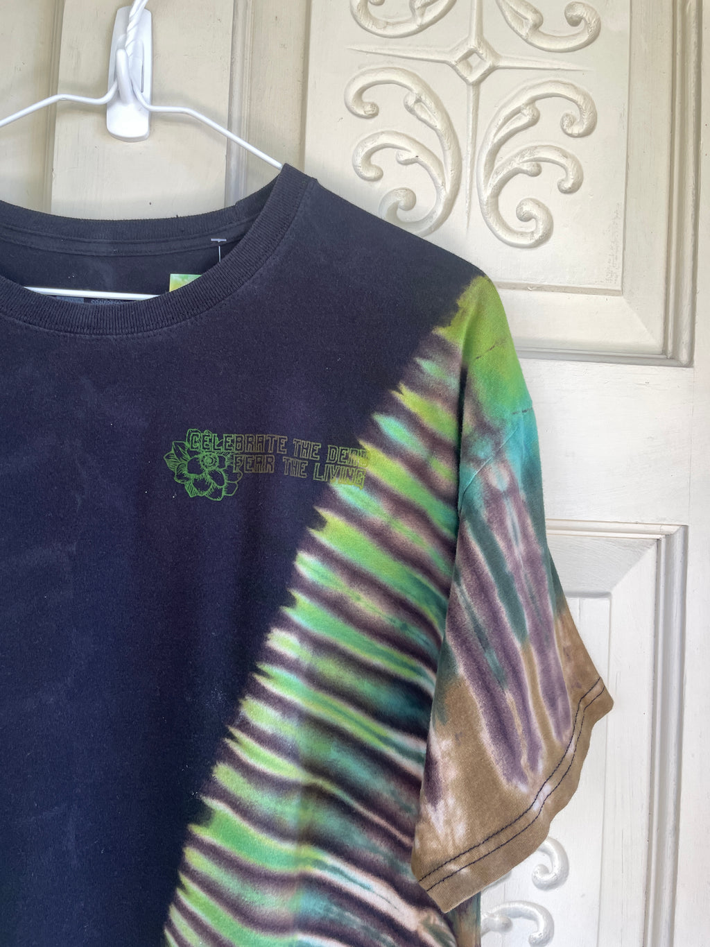 Large Men's Venus Fly Trap Death Bouquet Handmade Tie Dye T-Shirt | One-Of-a-Kind Upcycled Black and Green Short Sleeve Shirt