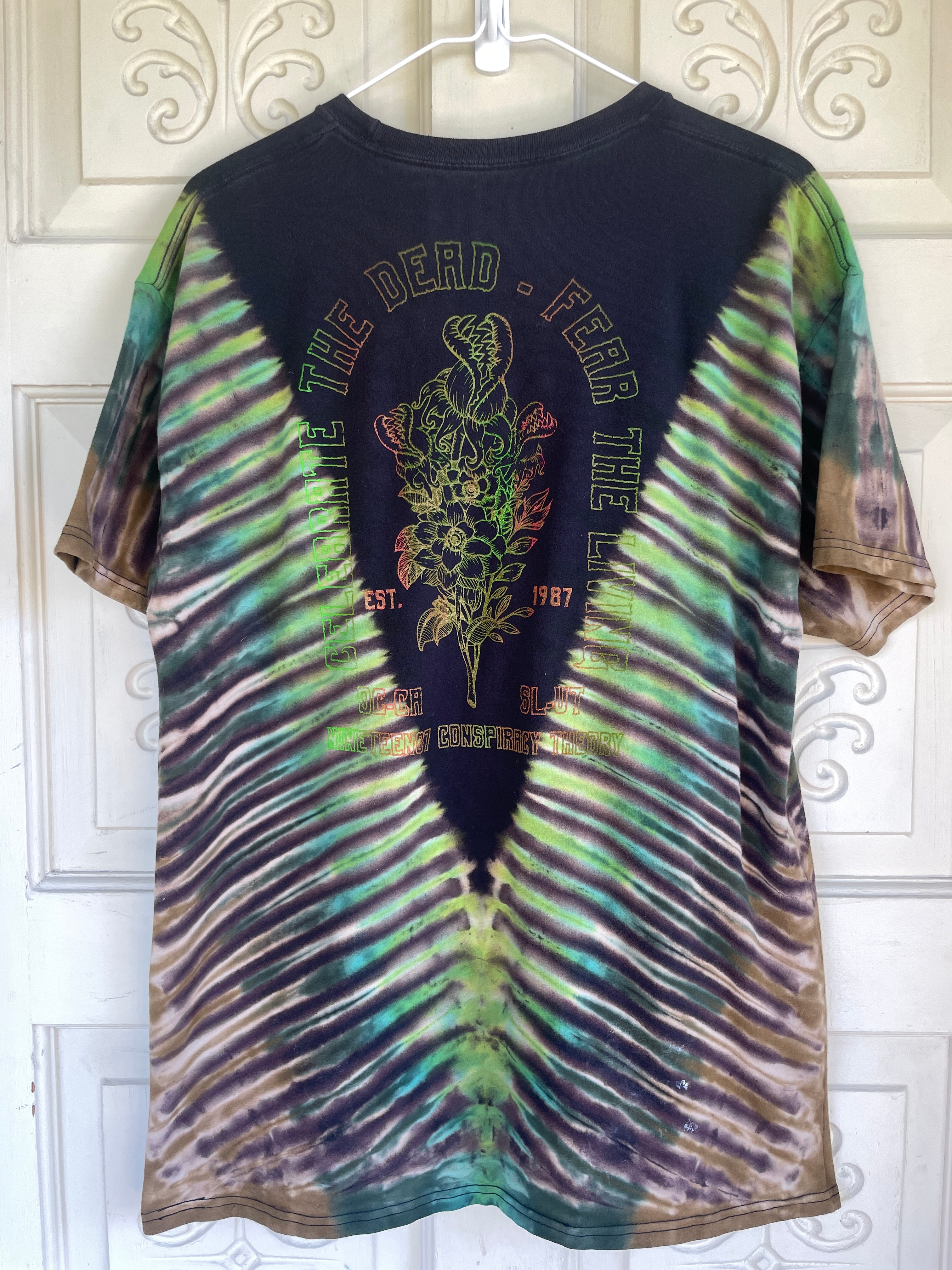 Large Men's Venus Fly Trap Death Bouquet Handmade Tie Dye T-Shirt | One-Of-a-Kind Upcycled Black and Green Short Sleeve Shirt