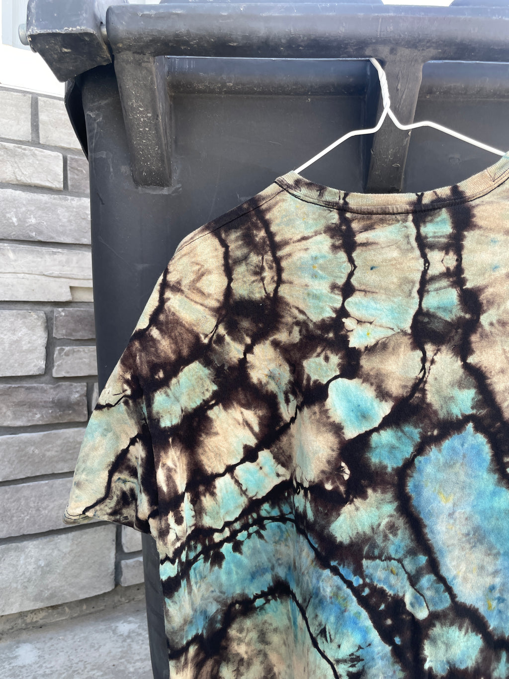 XL Men's WUTAH Delicate Arch Handmade Reverse Tie Dye Short Sleeve T-Shirt | One-Of-a-Kind Upcycled Black and Blue Geode Tie Dye Top