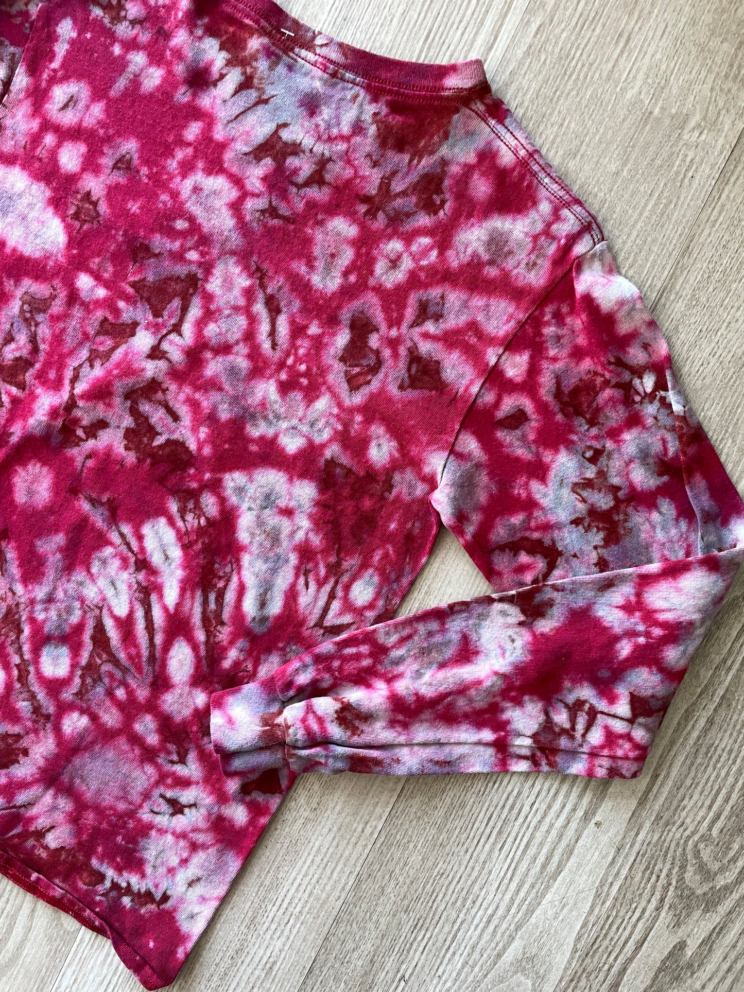 SMALL Youth Mossy Oak Reverse Tie Dye Long Sleeve T-Shirt | One-Of-a-Kind Upcycled Red and White Crumpled Top