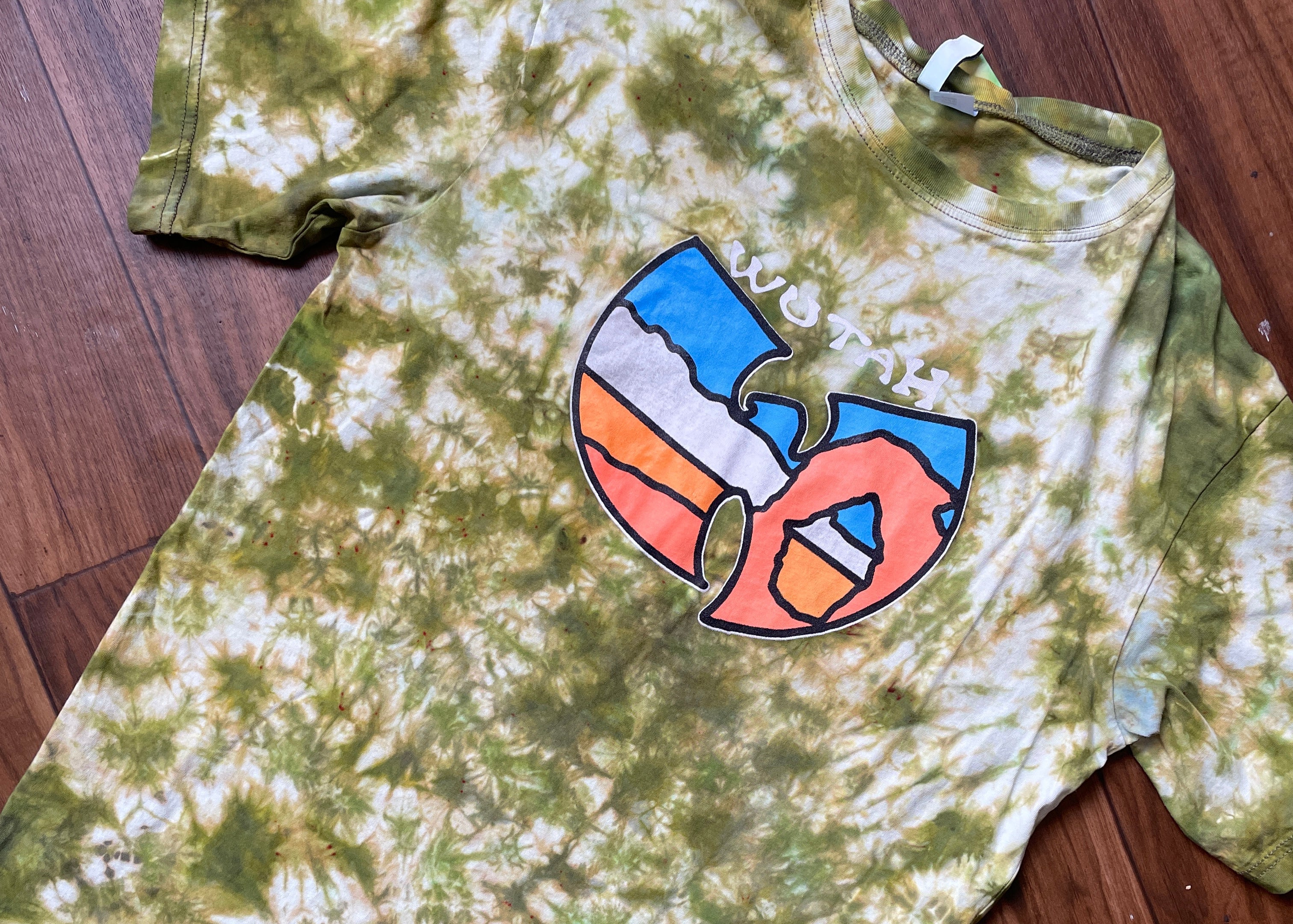 Men's Small WUTAH Delicate Arch Tie Dye Short Sleeve T-Shirt