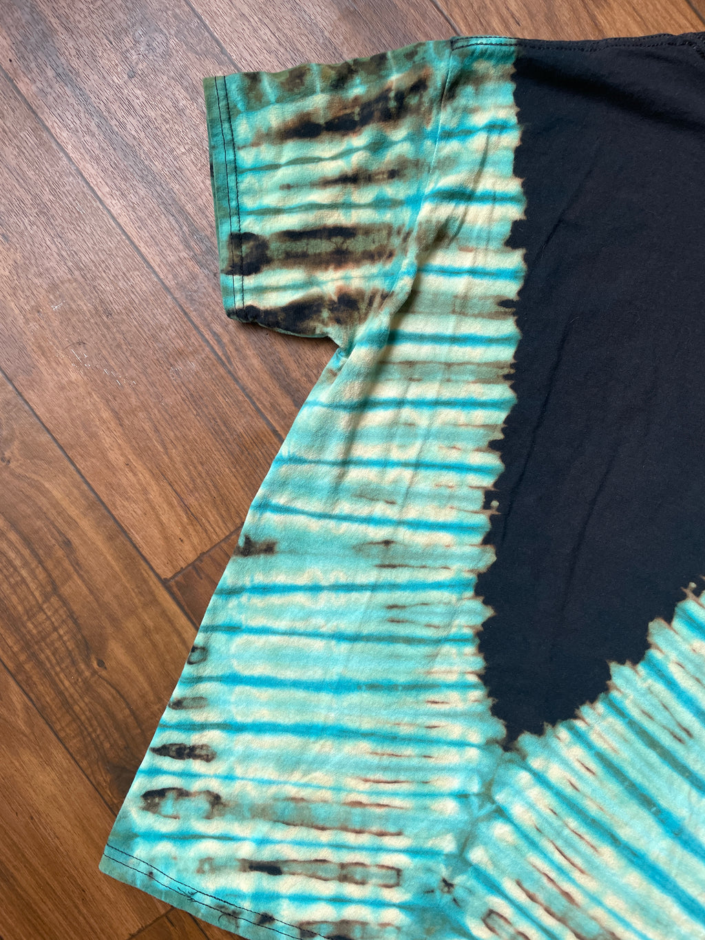 MEDIUM Men’s Tiger Stripes Tie Dye T-Shirt | Black and Blue Stripes Reverse Tie Dye Short Sleeve (Copy)