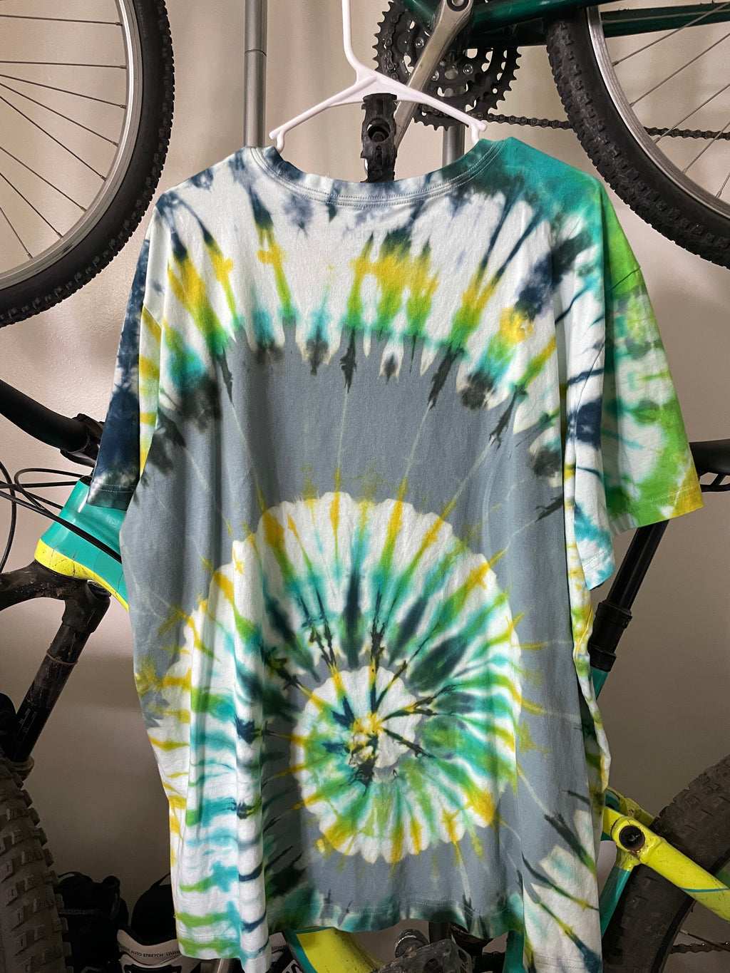 2XL Men's Life is Good Relief Pitcher Handmade Reverse Tie Dye Short Sleeve T-Shirt | One-Of-a-Kind Upcycled Gray and Green Spiral Tie Dye Top