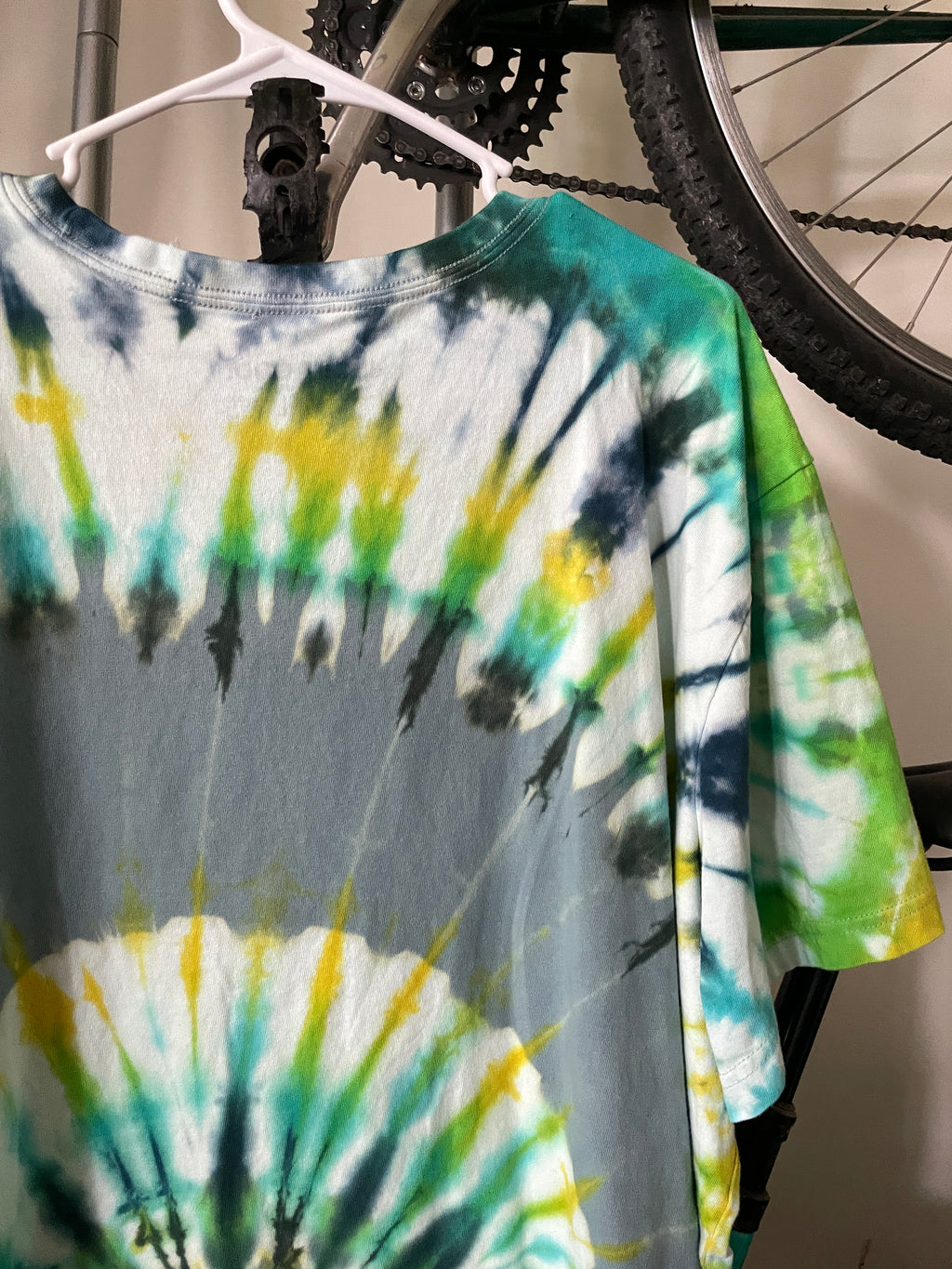 2XL Men's Life is Good Relief Pitcher Handmade Reverse Tie Dye Short Sleeve T-Shirt | One-Of-a-Kind Upcycled Gray and Green Spiral Tie Dye Top
