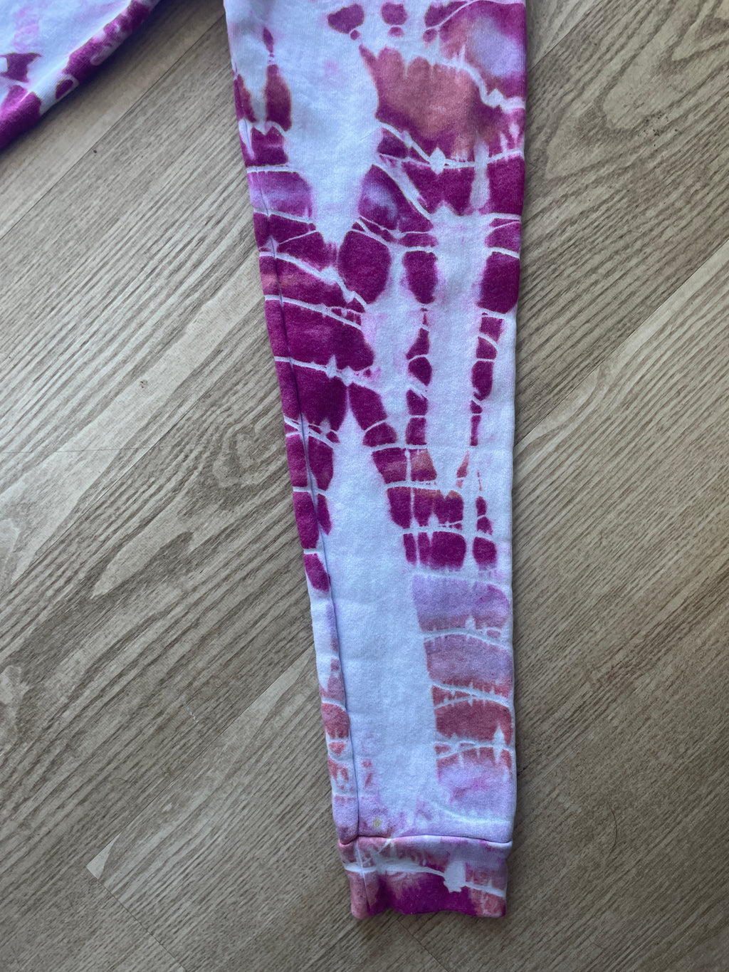 Large Women's Super Chill Shaka Handmade Tie Dye Long Sleeve Sweatshirt | One-Of-a-Kind Upcycled White and Pink Geode Crewneck