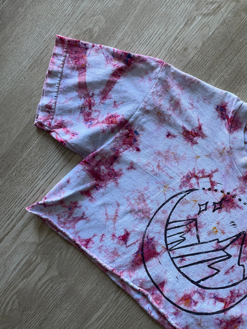 Medium Unisex Mountain Scape Handmade Tie Dye Crop Top | One-Of-a-Kind White and Pink Short Sleeve