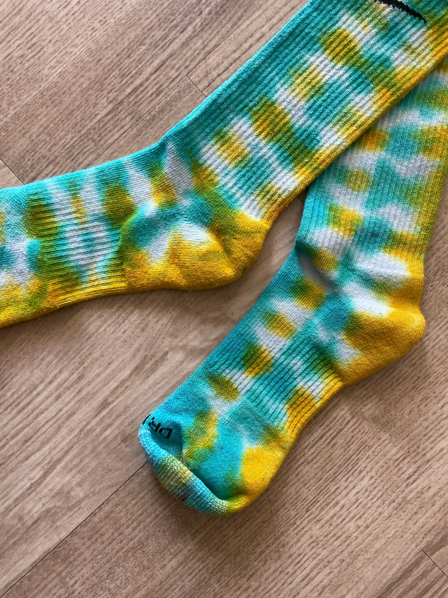NIKE Socks Hand Tie Dyed Yellow and Teal Nike Dri-FIT Everyday Plus Crew Training Socks - Size Large (Men's 8-12/Women's 10-13)
