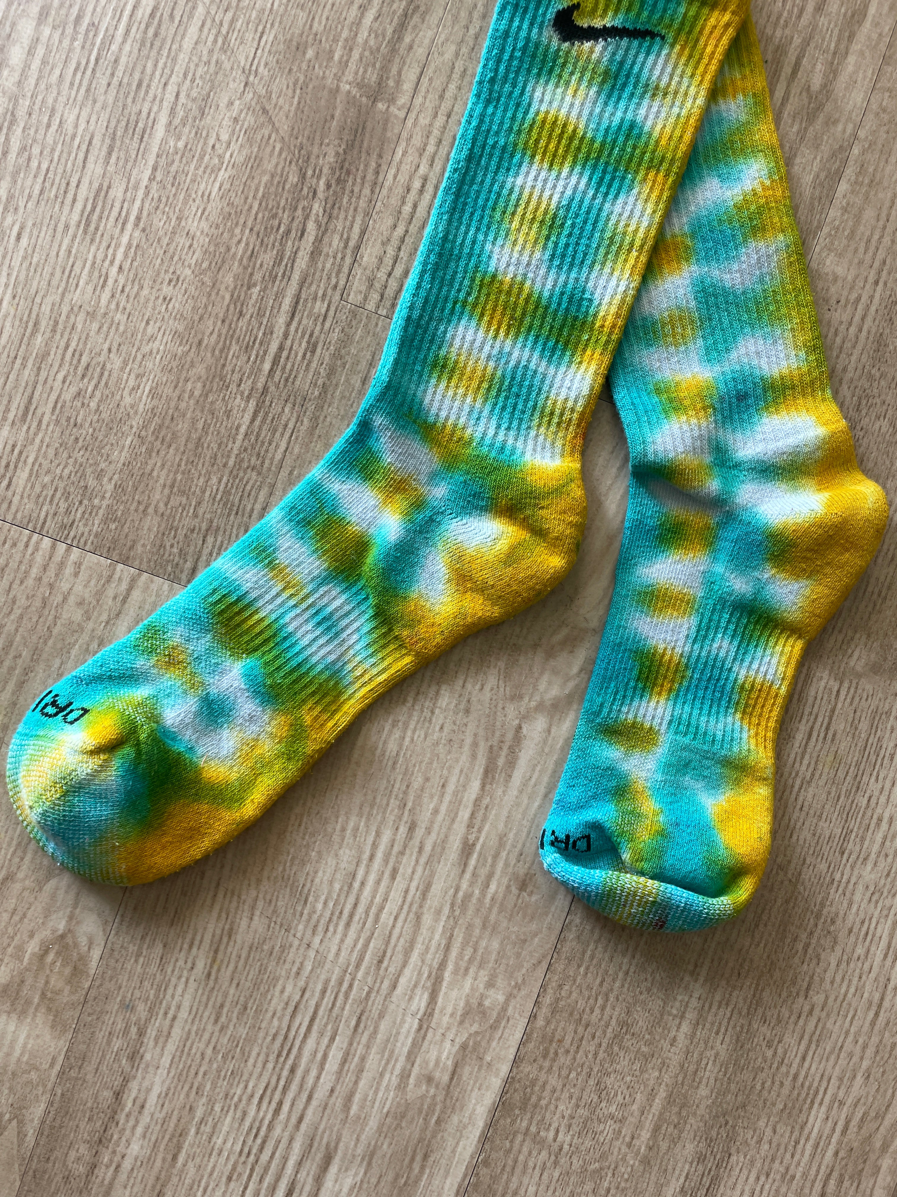 NIKE Socks Hand Tie Dyed Yellow and Teal Nike Dri-FIT Everyday Plus Crew Training Socks - Size Large (Men's 8-12/Women's 10-13)